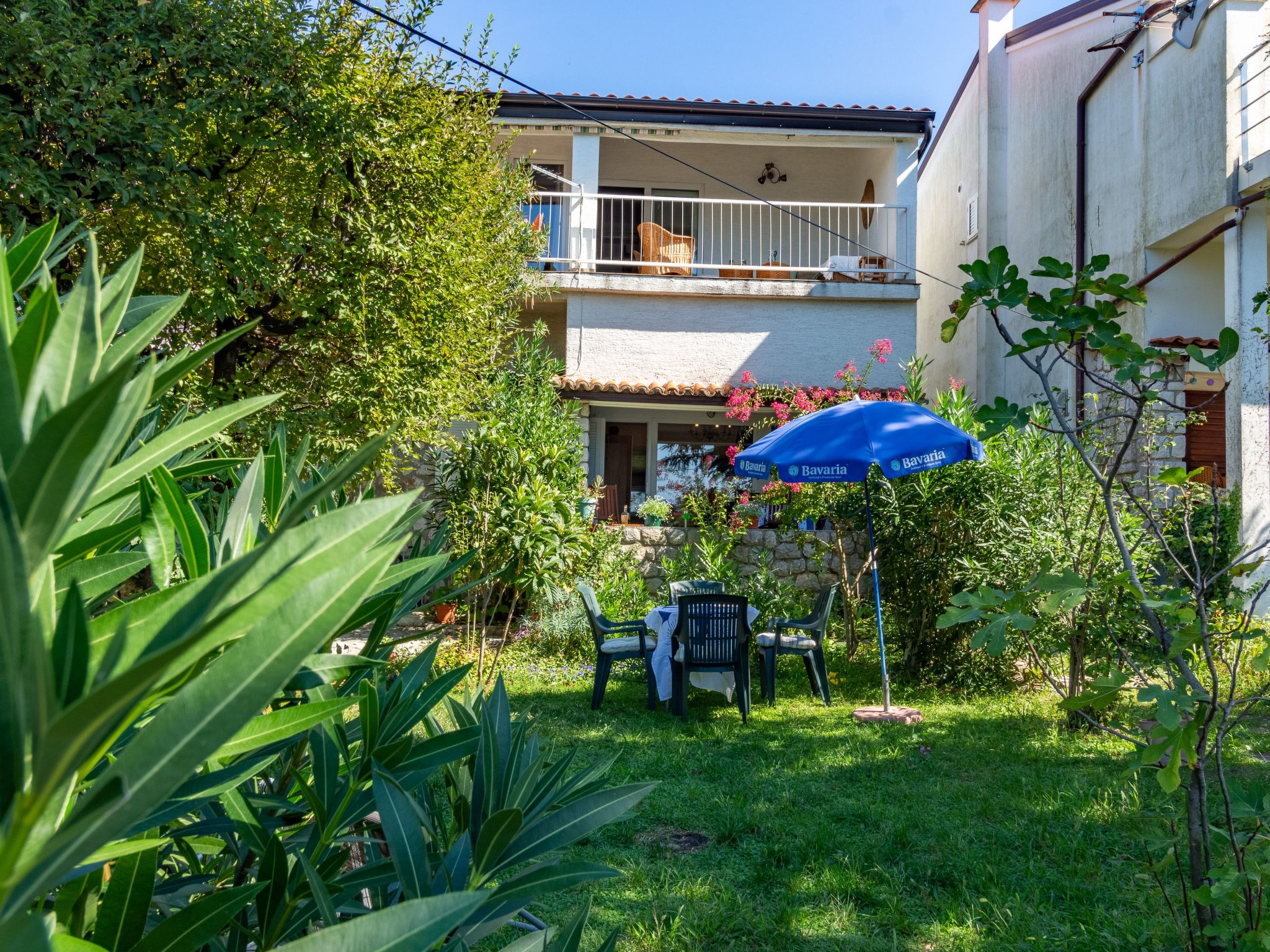 In Jadranovo mit Terrasse und Grill-Draußen