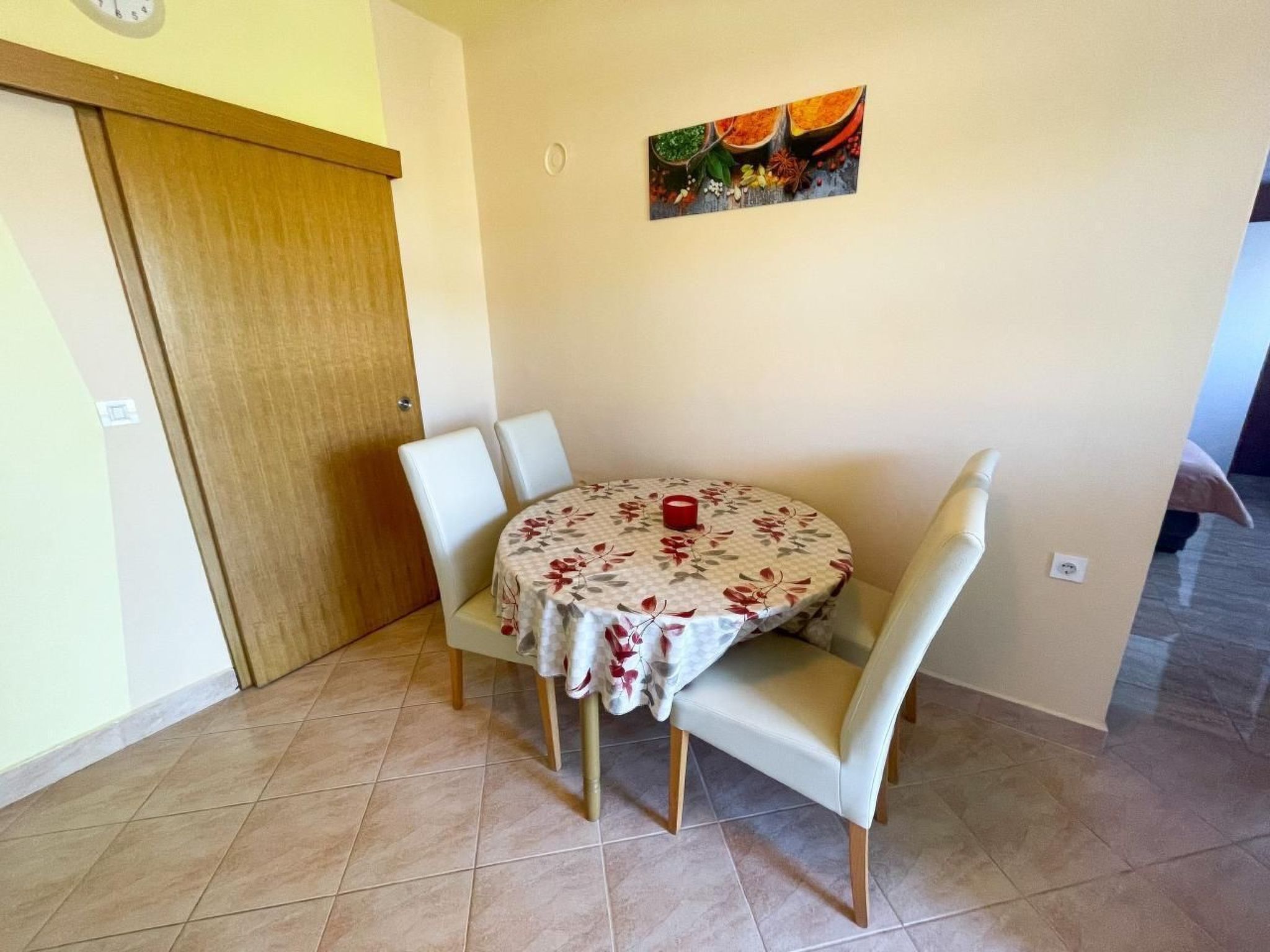 Nette Ferienwohnung in Jadranovo mit Terrasse, Garten und Grill-Inside