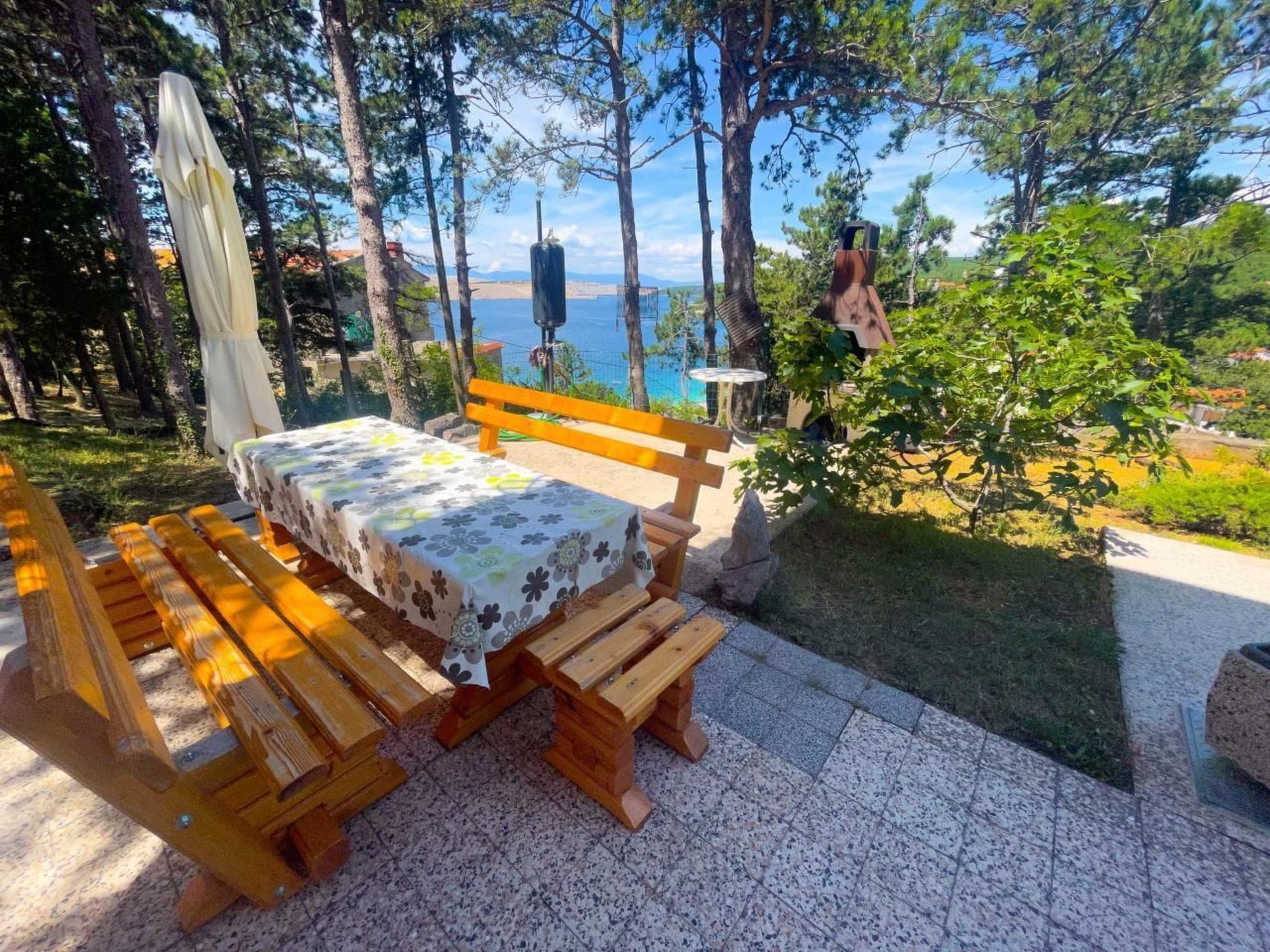 Nette Ferienwohnung in Jadranovo mit Terrasse, Garten und Grill-Outside