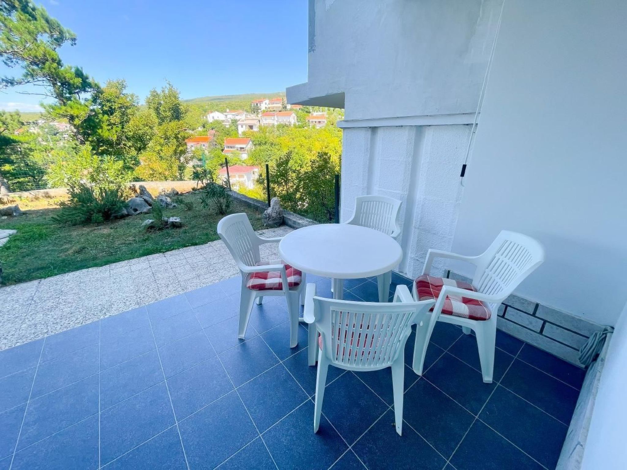 Nette Ferienwohnung in Jadranovo mit Terrasse, Garten und Grill-Outside