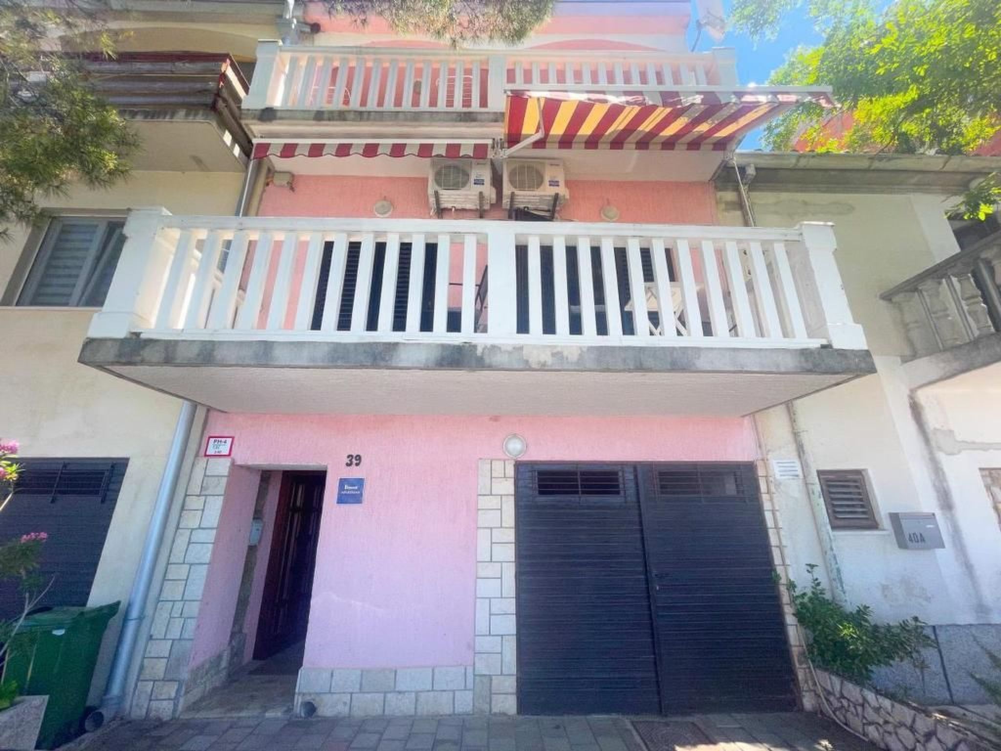 Appartement in Jadranovo mit Terrasse, Grill und Garten