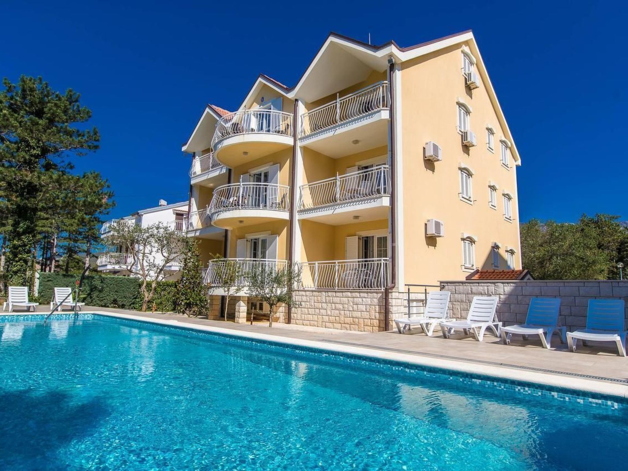 Wunderschönes Appartement in Jadranovo mit gemeinschaftlichem Pool, Grill und T