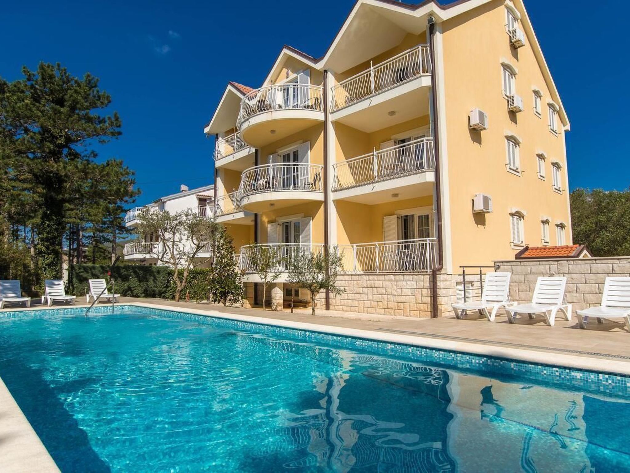 Wunderschönes Appartement in Jadranovo mit gemeinschaftlichem Pool, Grill und T