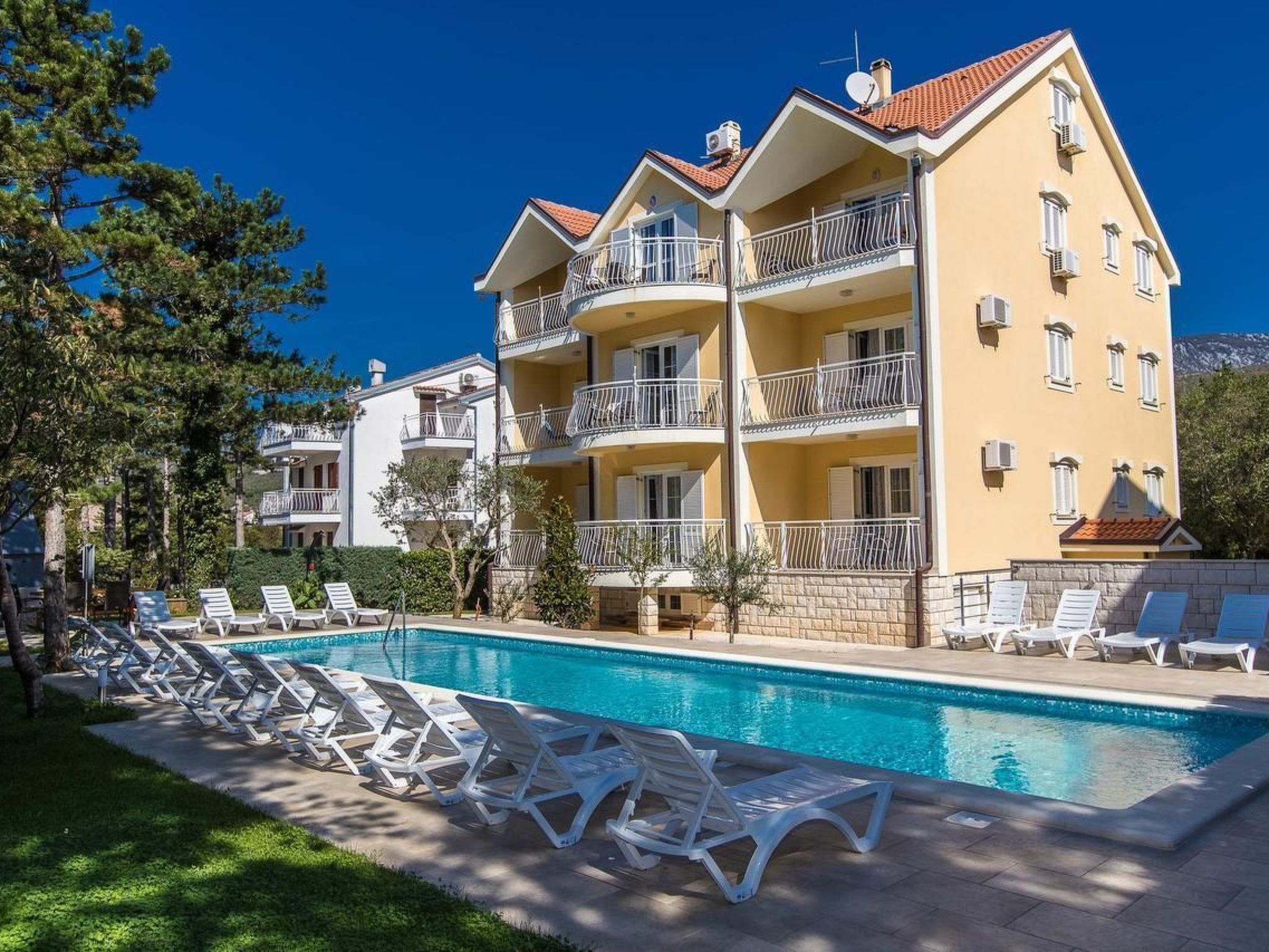 Wunderschönes Appartement in Jadranovo mit gemeinschaftlichem Pool, Grill und T