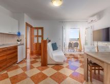Appartement met terras en zeezicht in Dramalj, 300m van de zee - thumbnail 3