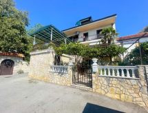 Nettes Appartement in Dramalj mit Möbliertem Balkon