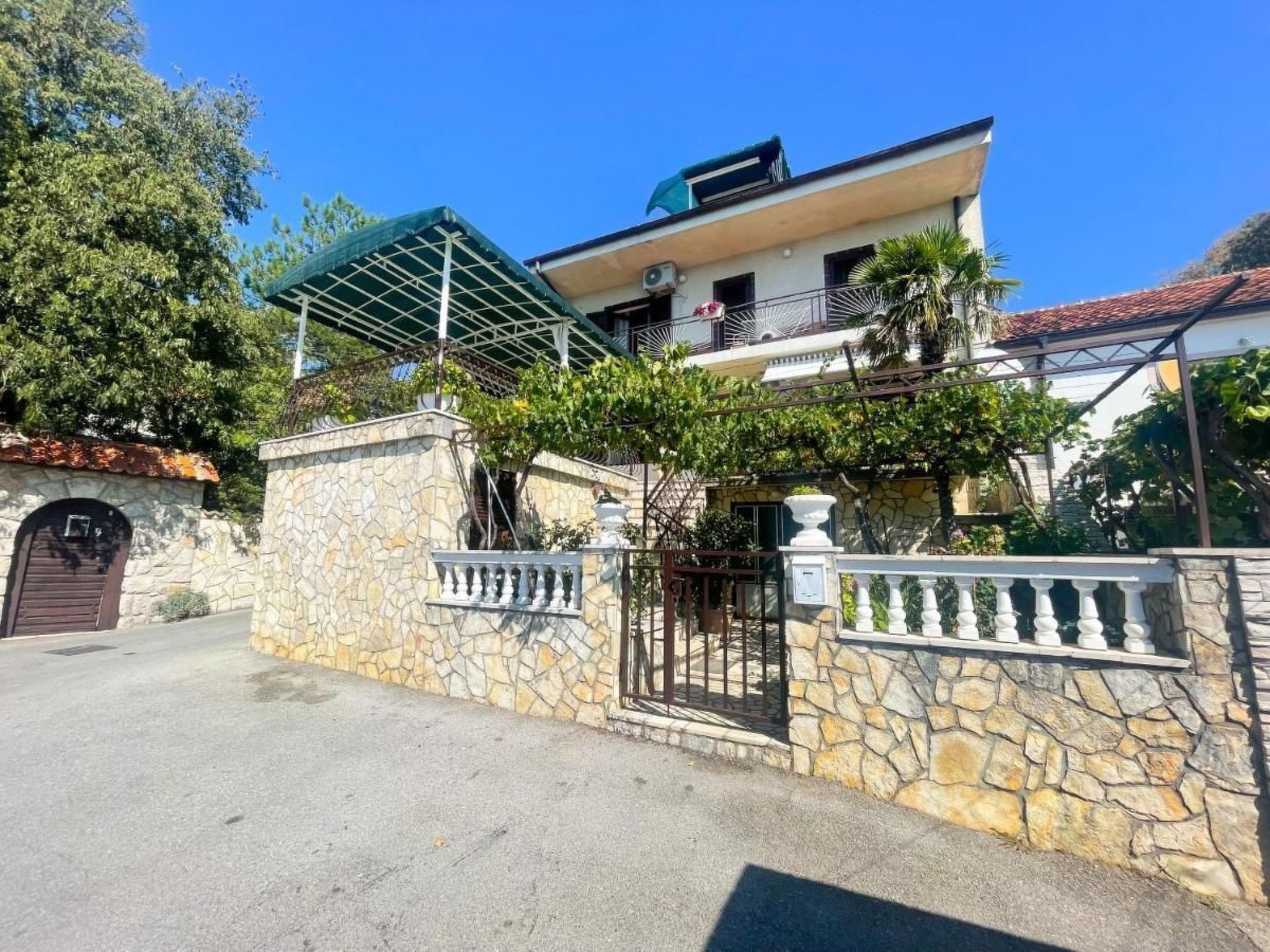 Photo of Nettes Appartement in Dramalj mit Möbliertem Balkon