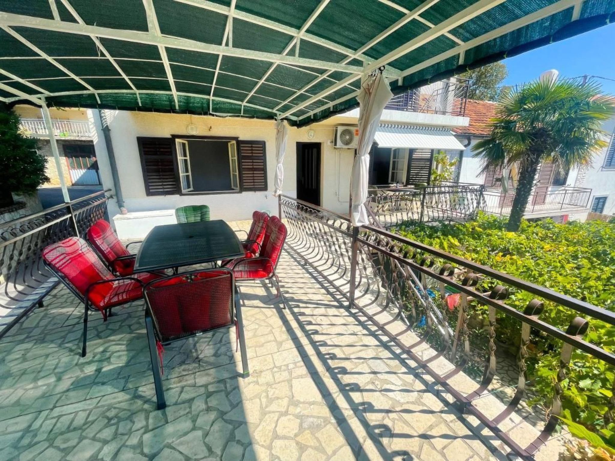 Photo of Nettes Appartement in Dramalj mit Möbliertem Balkon