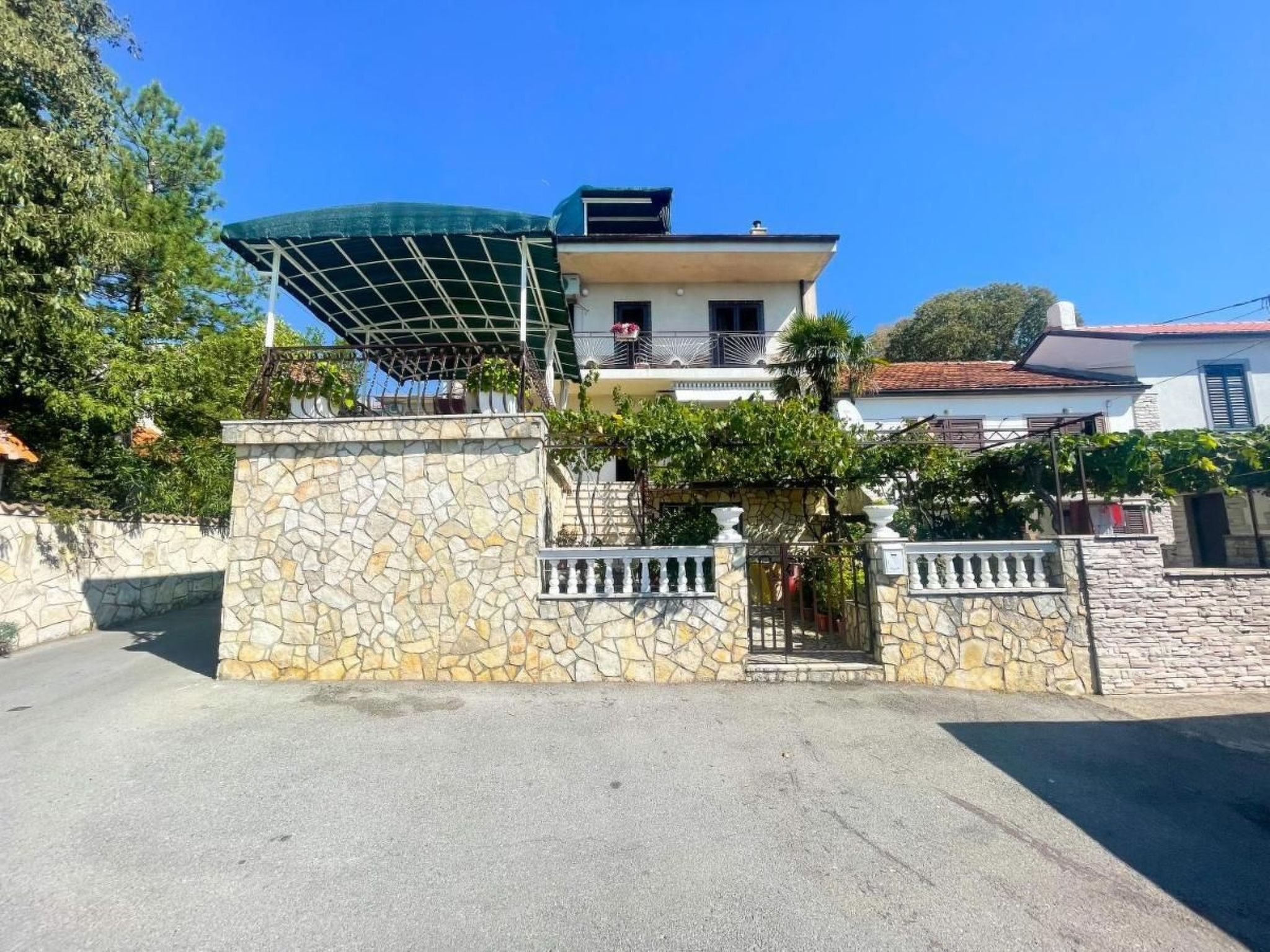 Photo of Nettes Appartement in Dramalj mit Möbliertem Balkon