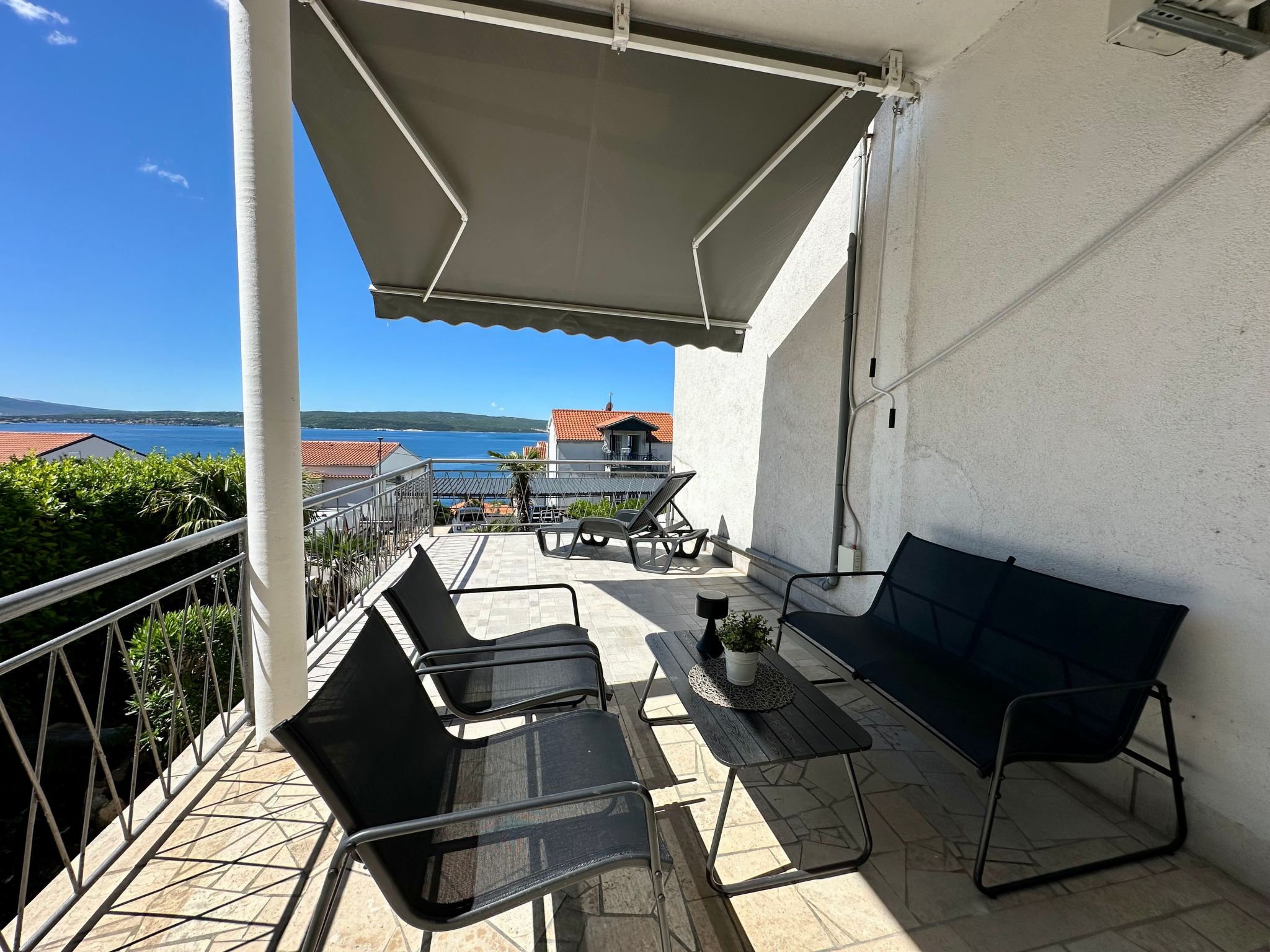 Photo of Gesamte Wohnung in Dramalj mit Terrasse und Grill