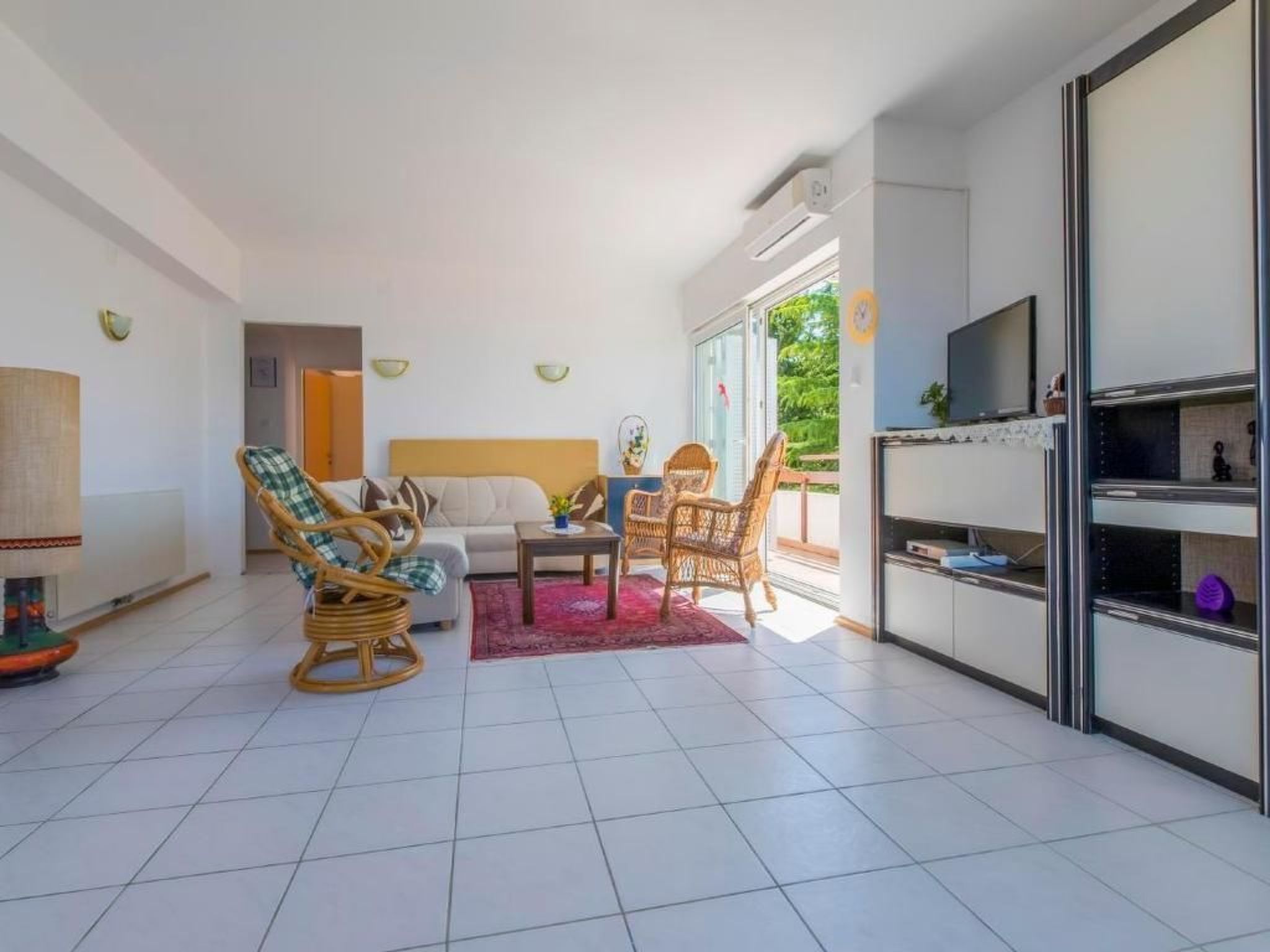 Appartement in Dramalj mit Möbliertem Balkon und Neben dem Strand-Image-tags.info