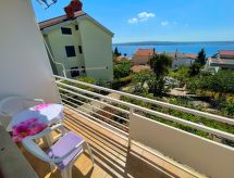 Wohnung in Dramalj mit Grill und Terrasse
