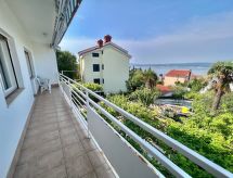 Wohnung in Dramalj mit Grill und Terrasse