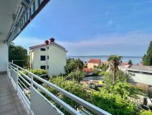 Wohnung in Dramalj mit Grill und Terrasse