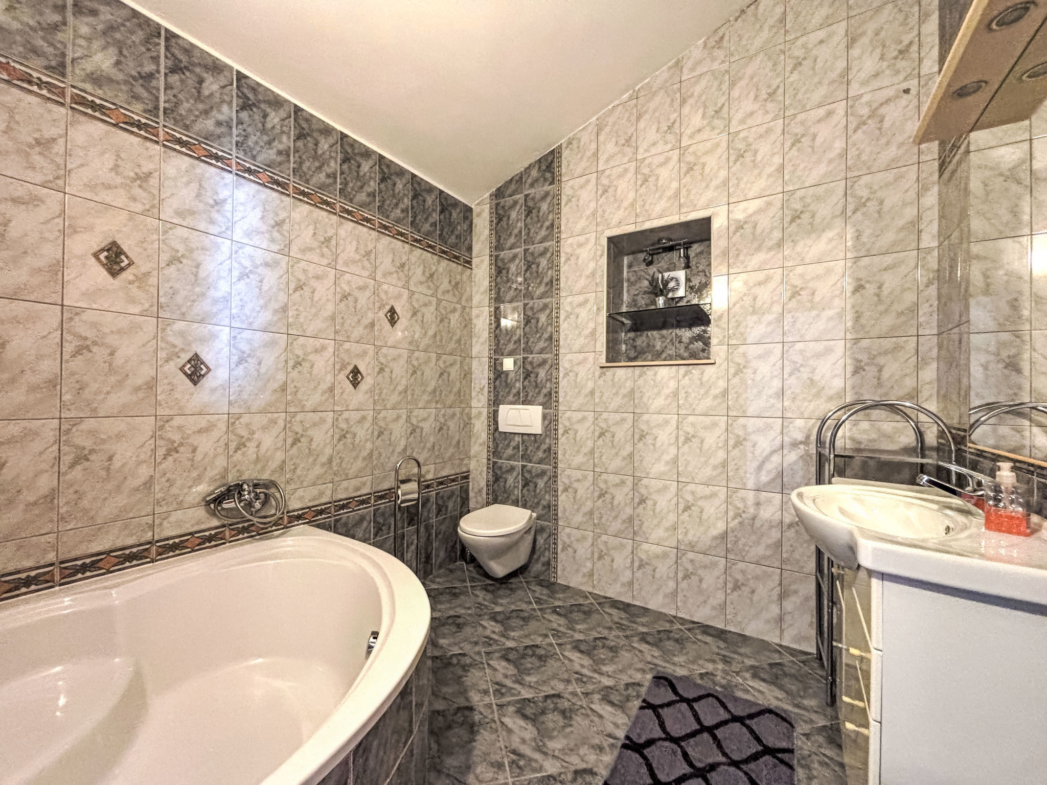 Tolle Ferienwohnung in Dramalj mit Möbliertem Balkon - Binnen