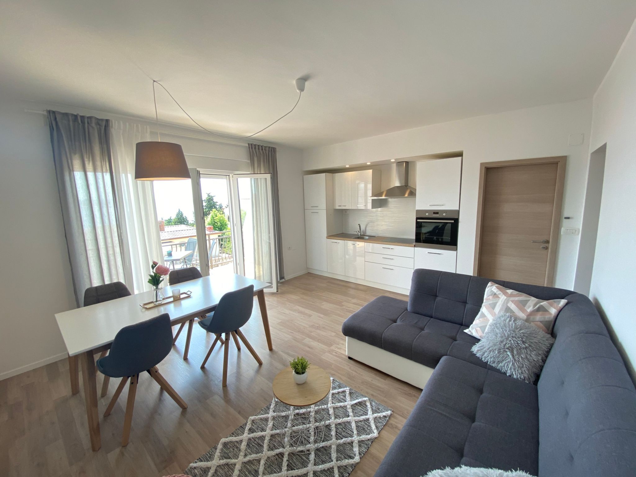 Photo of Moderne Wohnung mit Grillplatz auf dem Balkon