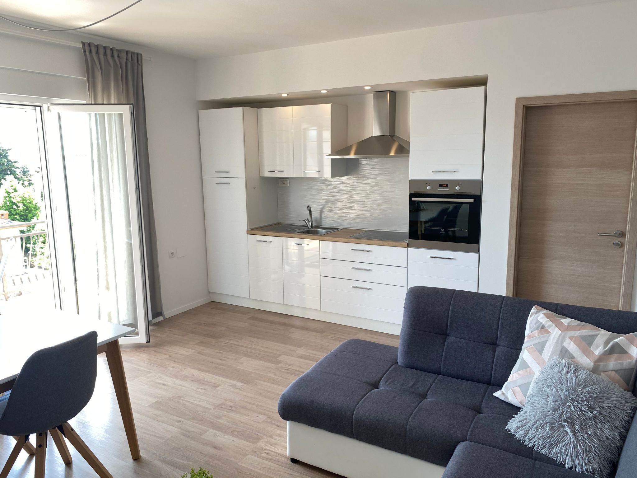 Photo of Moderne Wohnung mit Grillplatz auf dem Balkon