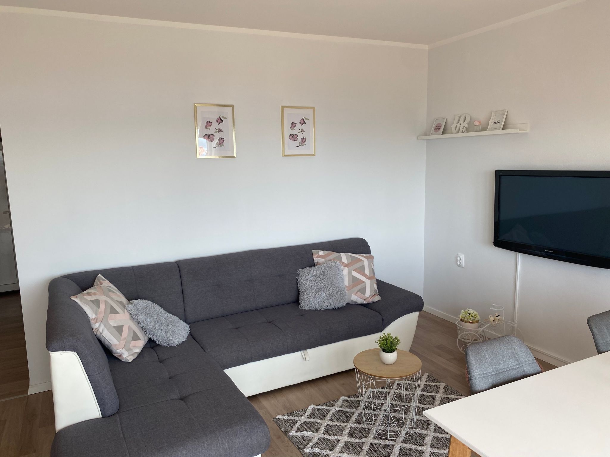 Photo of Moderne Wohnung mit Grillplatz auf dem Balkon