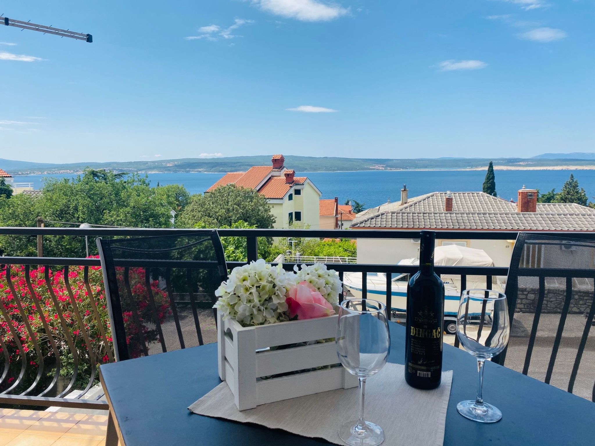 Photo of Moderne Wohnung mit Grillplatz auf dem Balkon