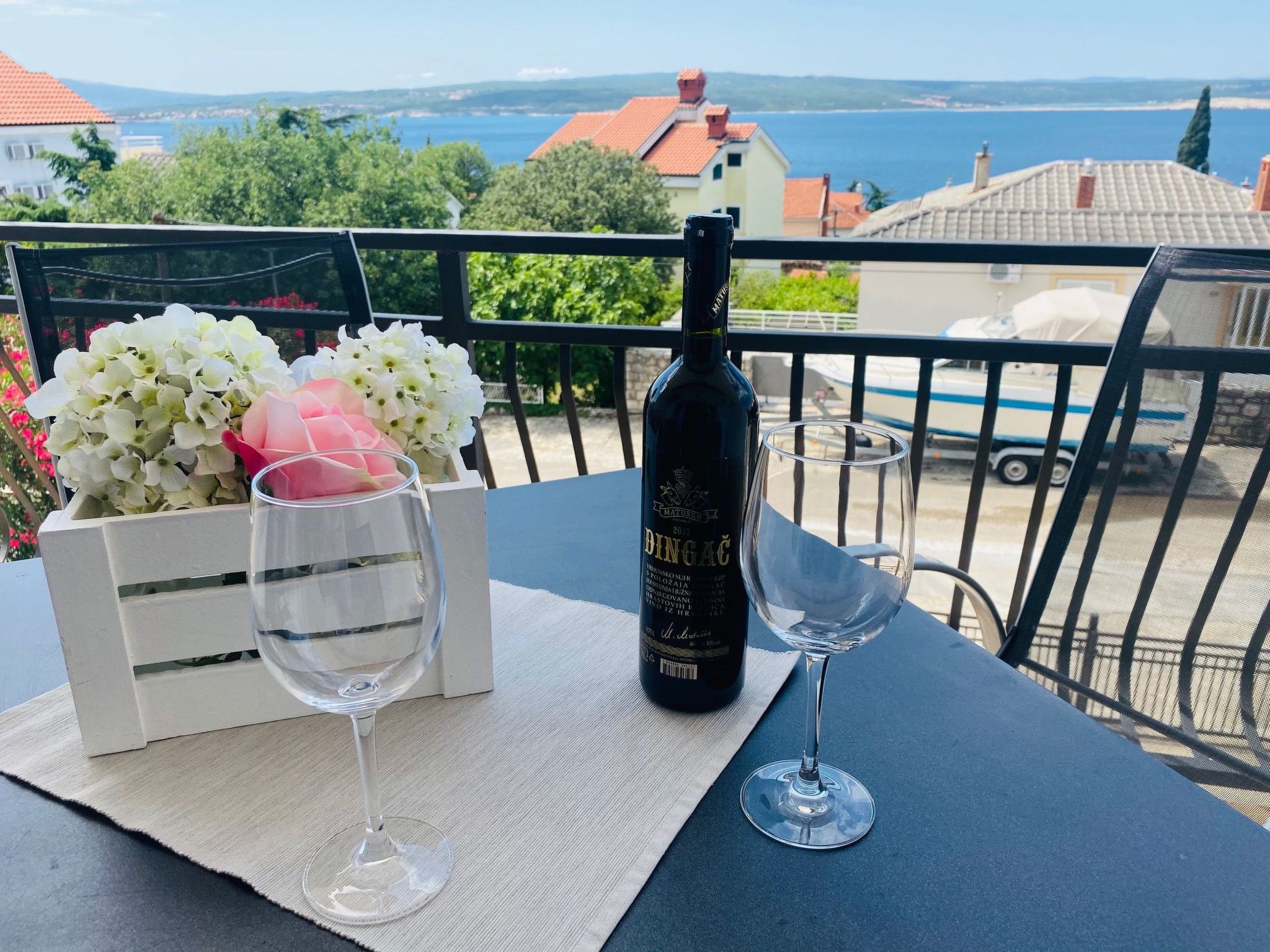Photo of Moderne Wohnung mit Grillplatz auf dem Balkon