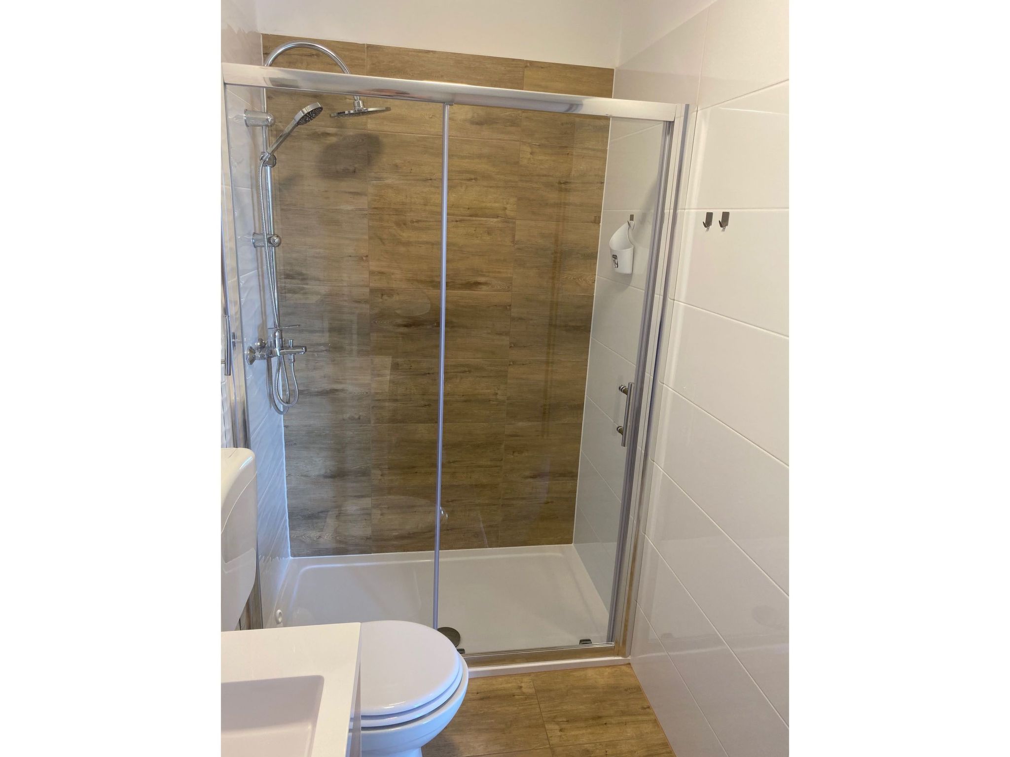 Photo of Moderne Wohnung mit Grillplatz auf dem Balkon