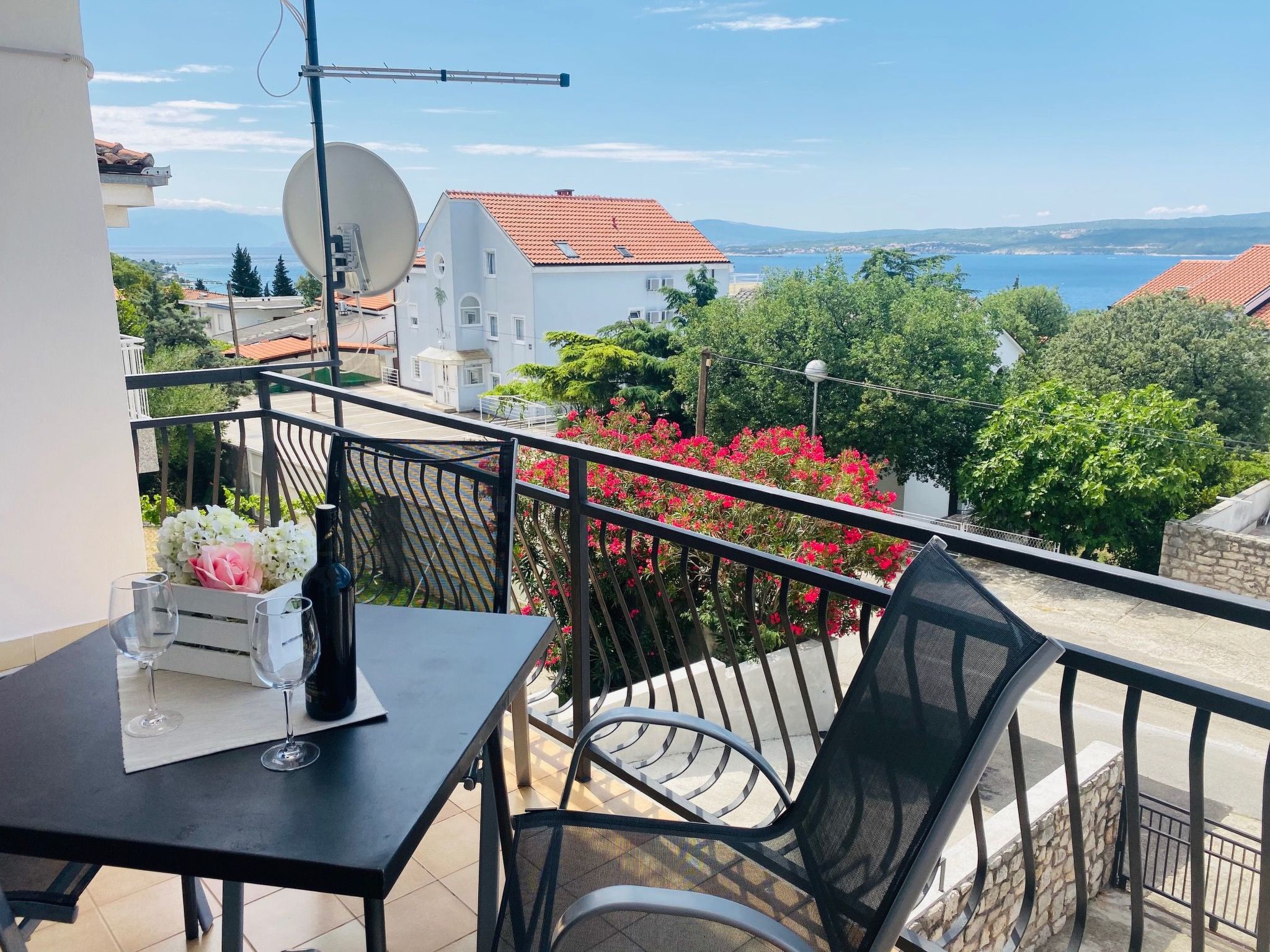 Photo of Moderne Wohnung mit Grillplatz auf dem Balkon