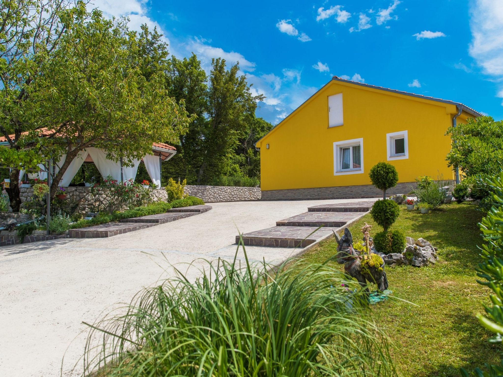 Photo of Dea / HR-09382-01