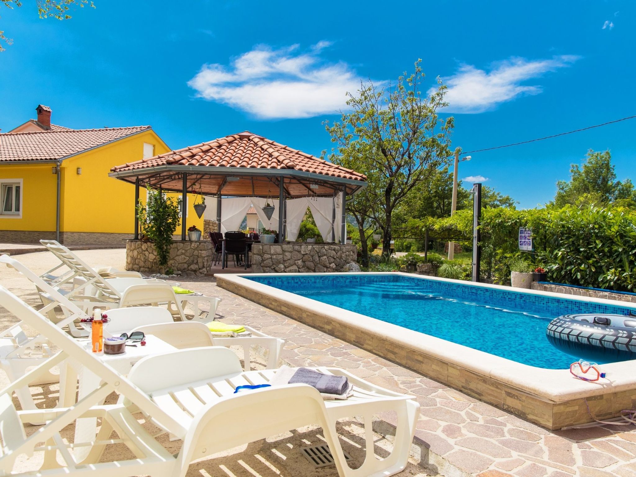 Photo of Dea / HR-09382-01