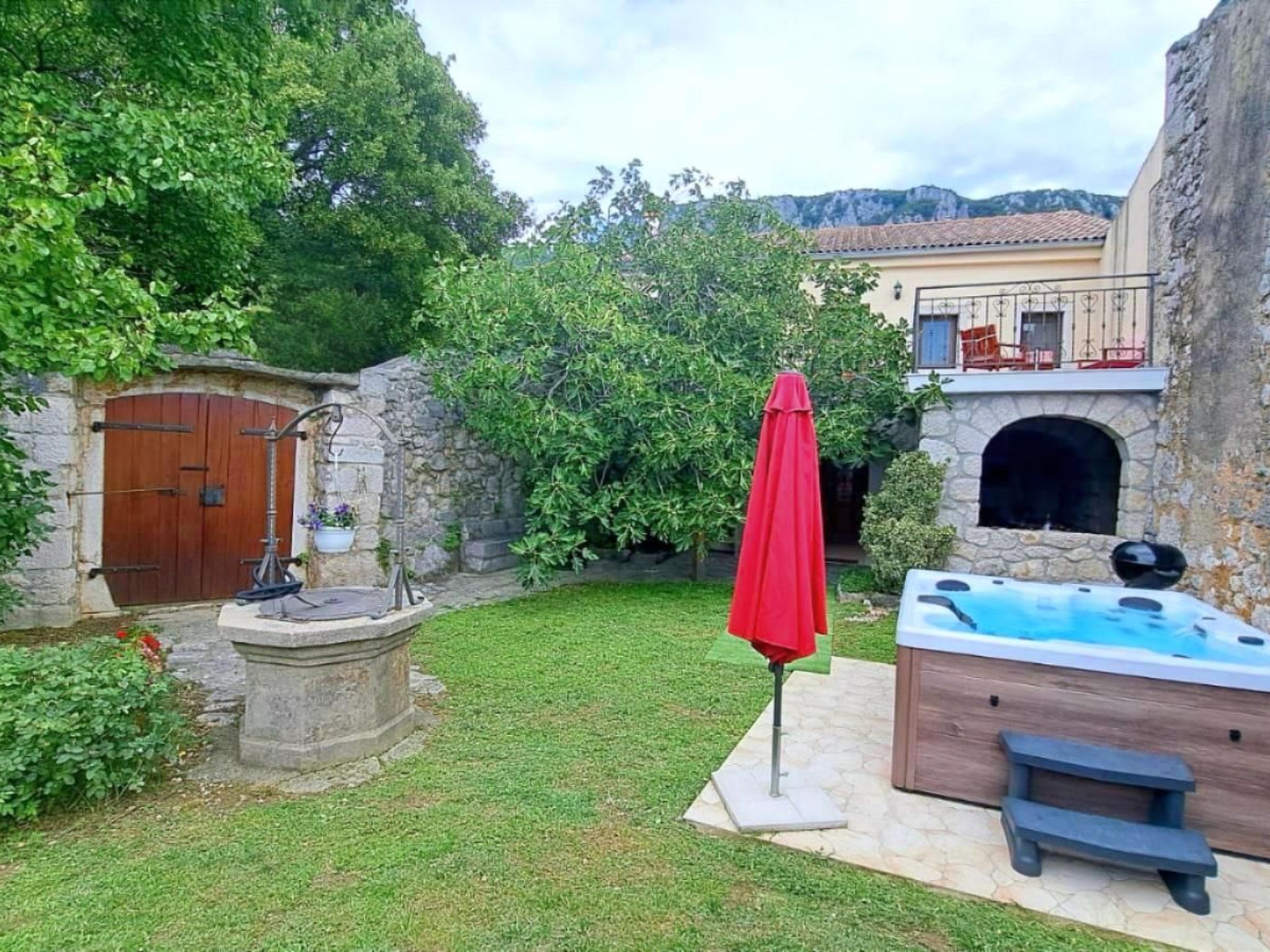 Geräumige Villa mit drei Schlafzimmern und einem ruhigen Garten-Binnen