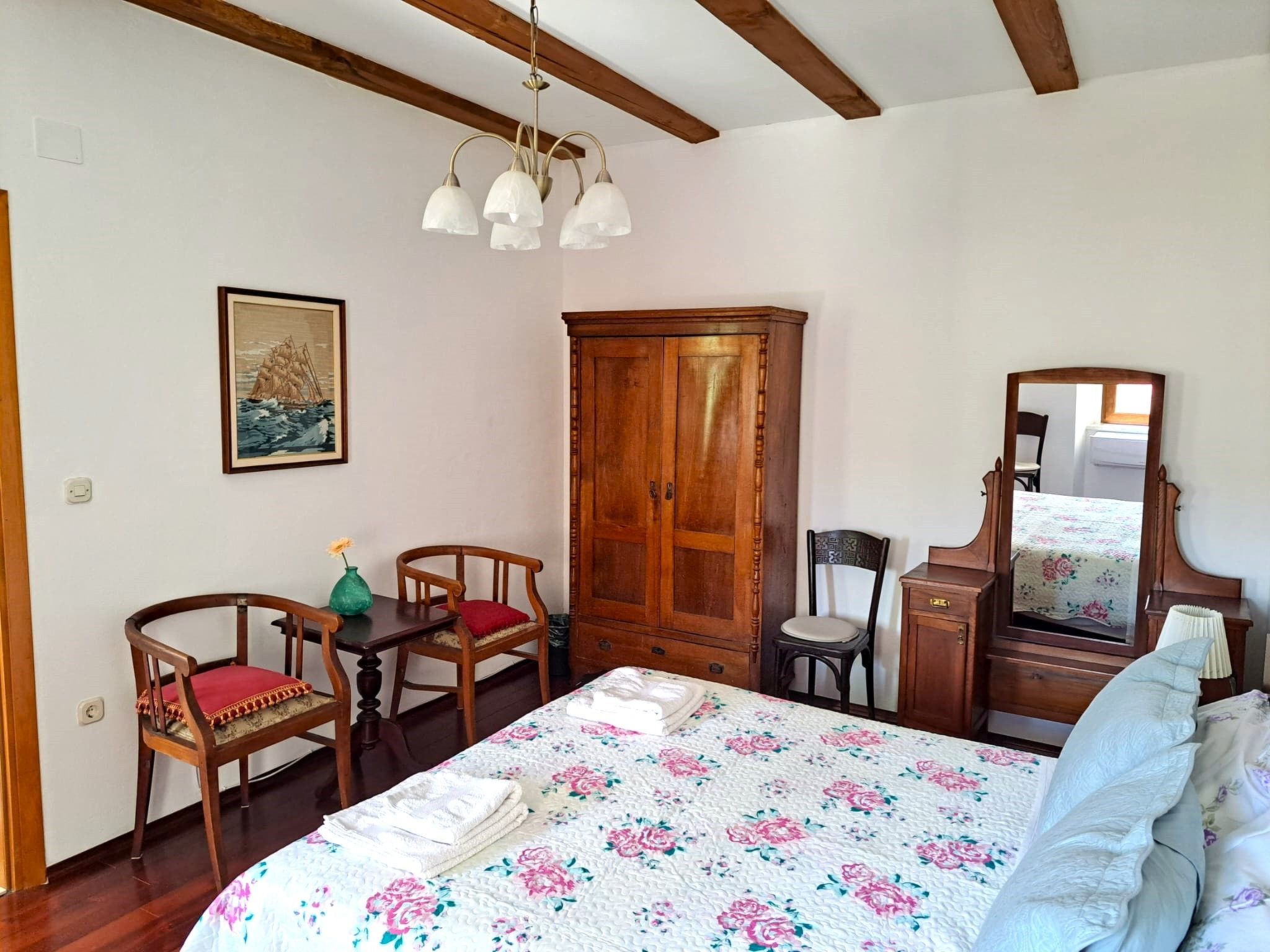 Geräumige Villa mit drei Schlafzimmern und einem ruhigen Garten-Binnen