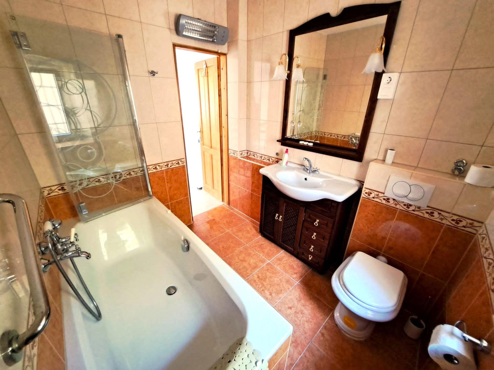 Geräumige Villa mit drei Schlafzimmern und einem ruhigen Garten-Binnen