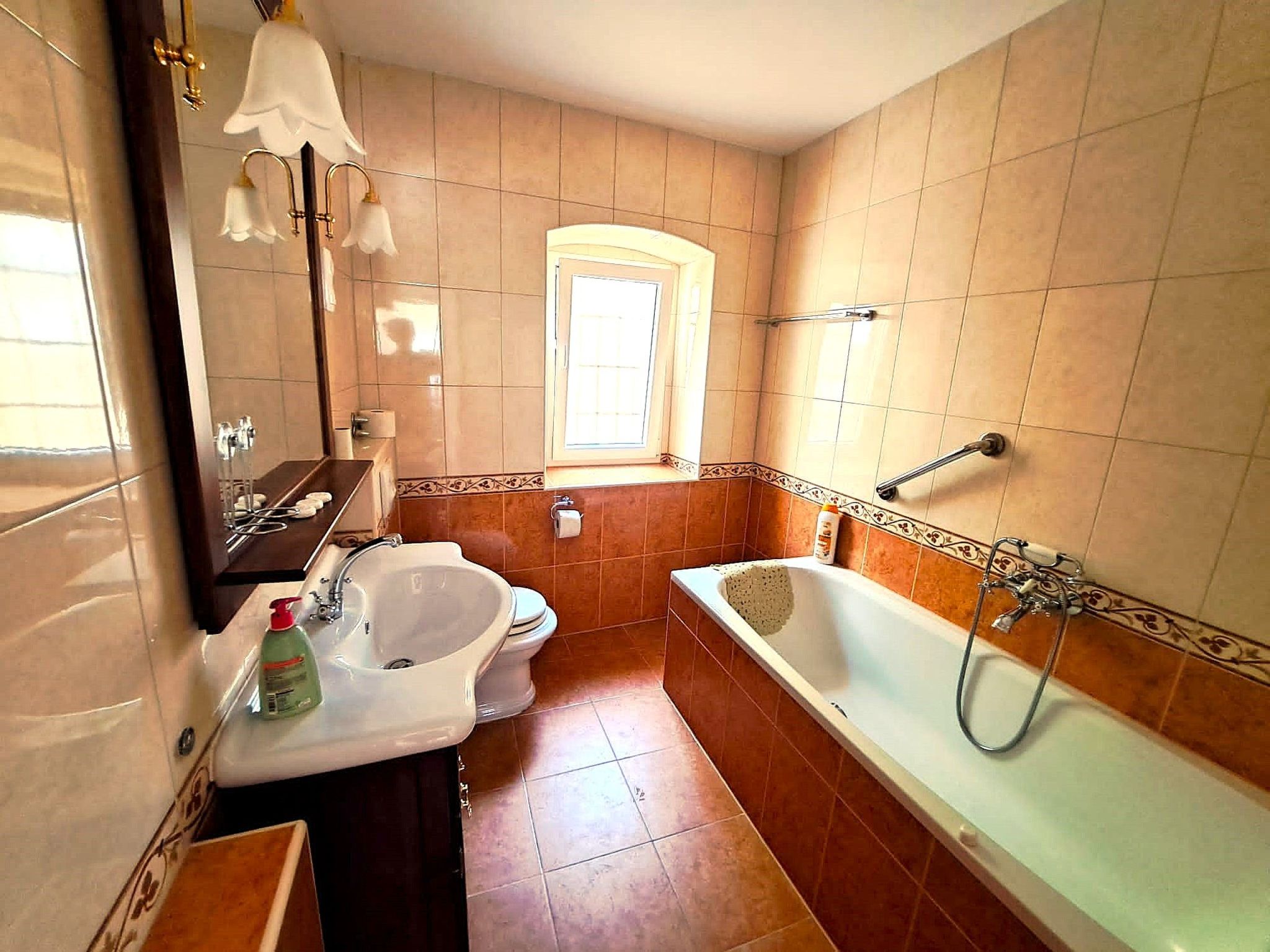 Geräumige Villa mit drei Schlafzimmern und einem ruhigen Garten-Binnen