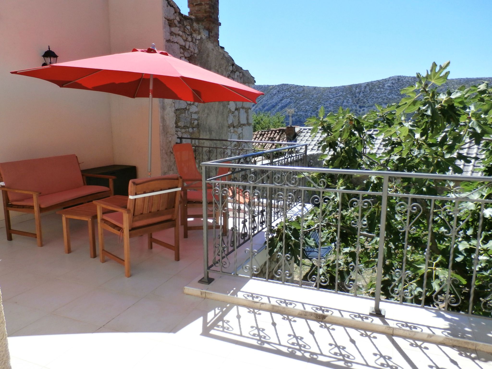 Geräumige Villa mit drei Schlafzimmern und einem ruhigen Garten-Binnen