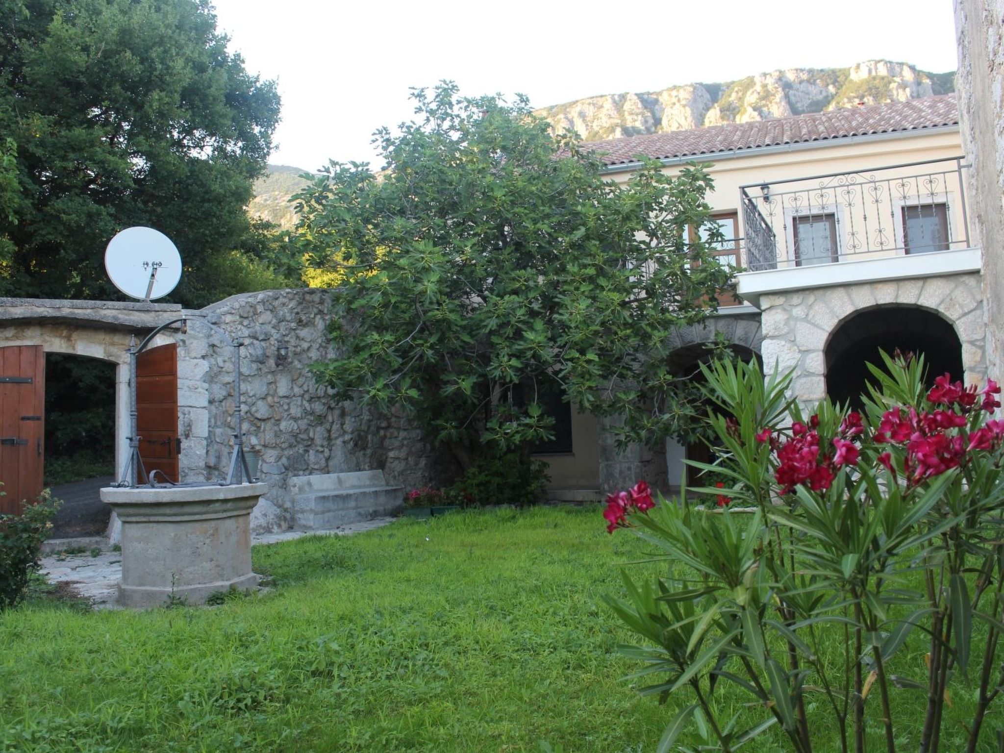 Geräumige Villa mit drei Schlafzimmern und einem ruhigen Garten-Binnen