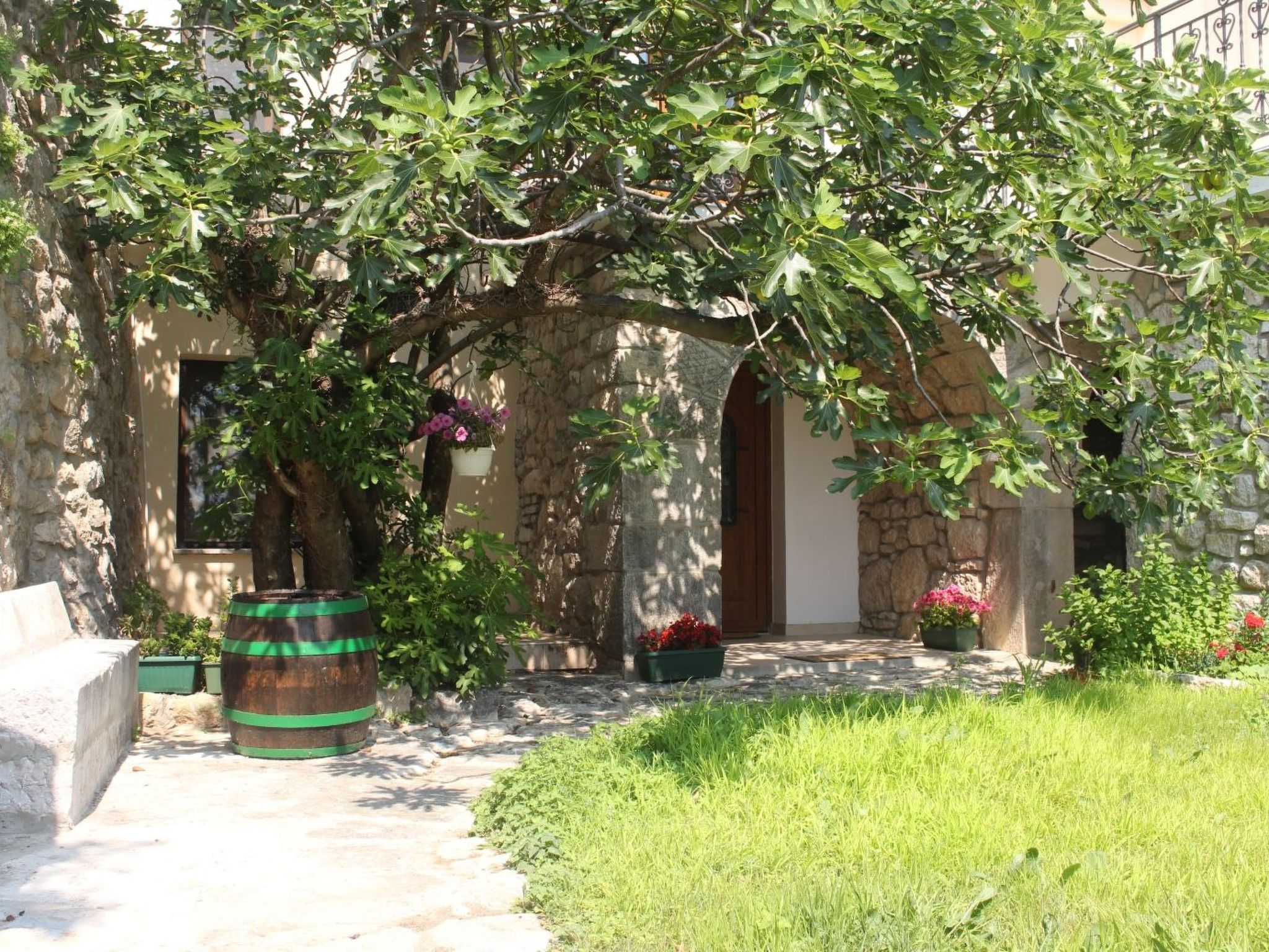 Geräumige Villa mit drei Schlafzimmern und einem ruhigen Garten-Binnen