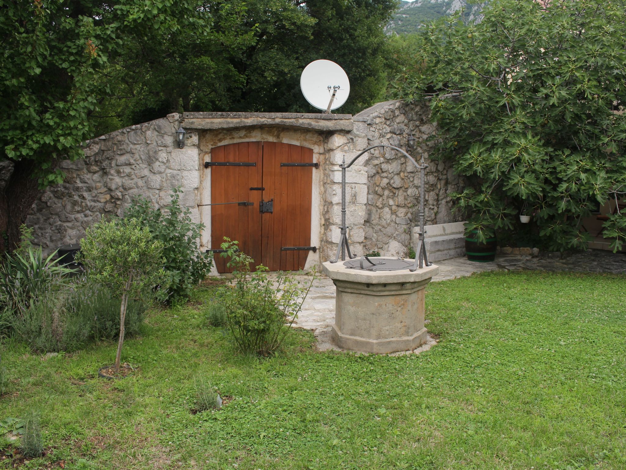 Geräumige Villa mit drei Schlafzimmern und einem ruhigen Garten-Binnen