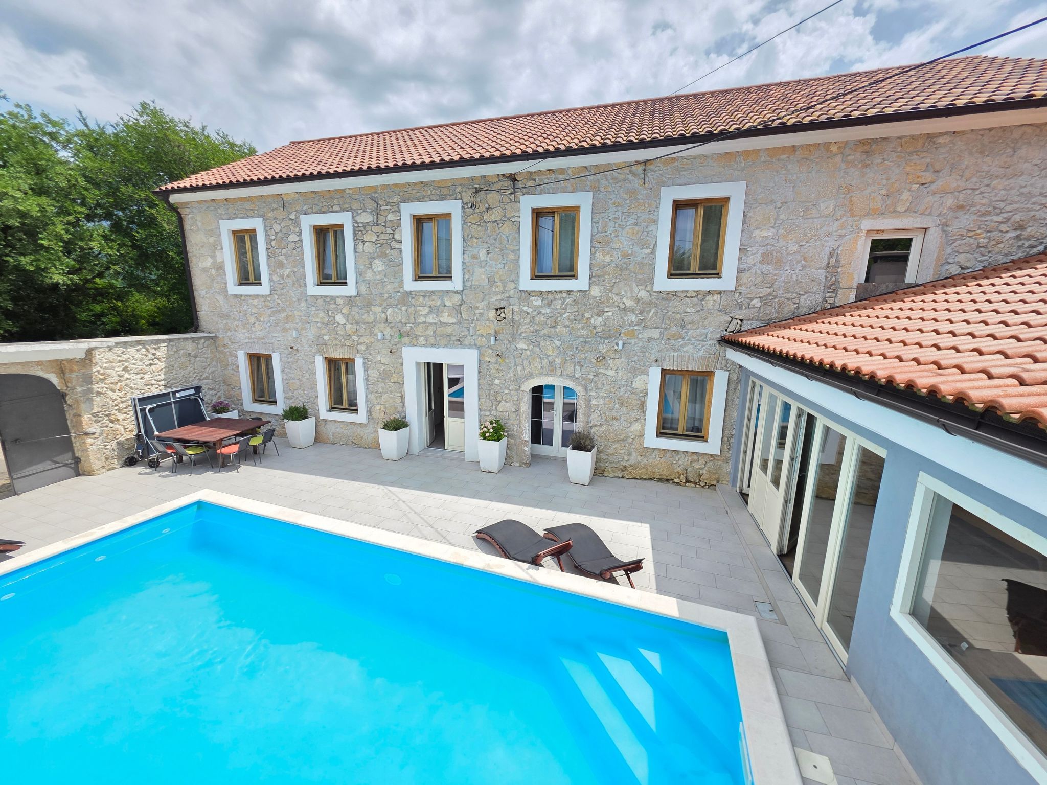 Steinhaus mit privatem Außenpool-Inside