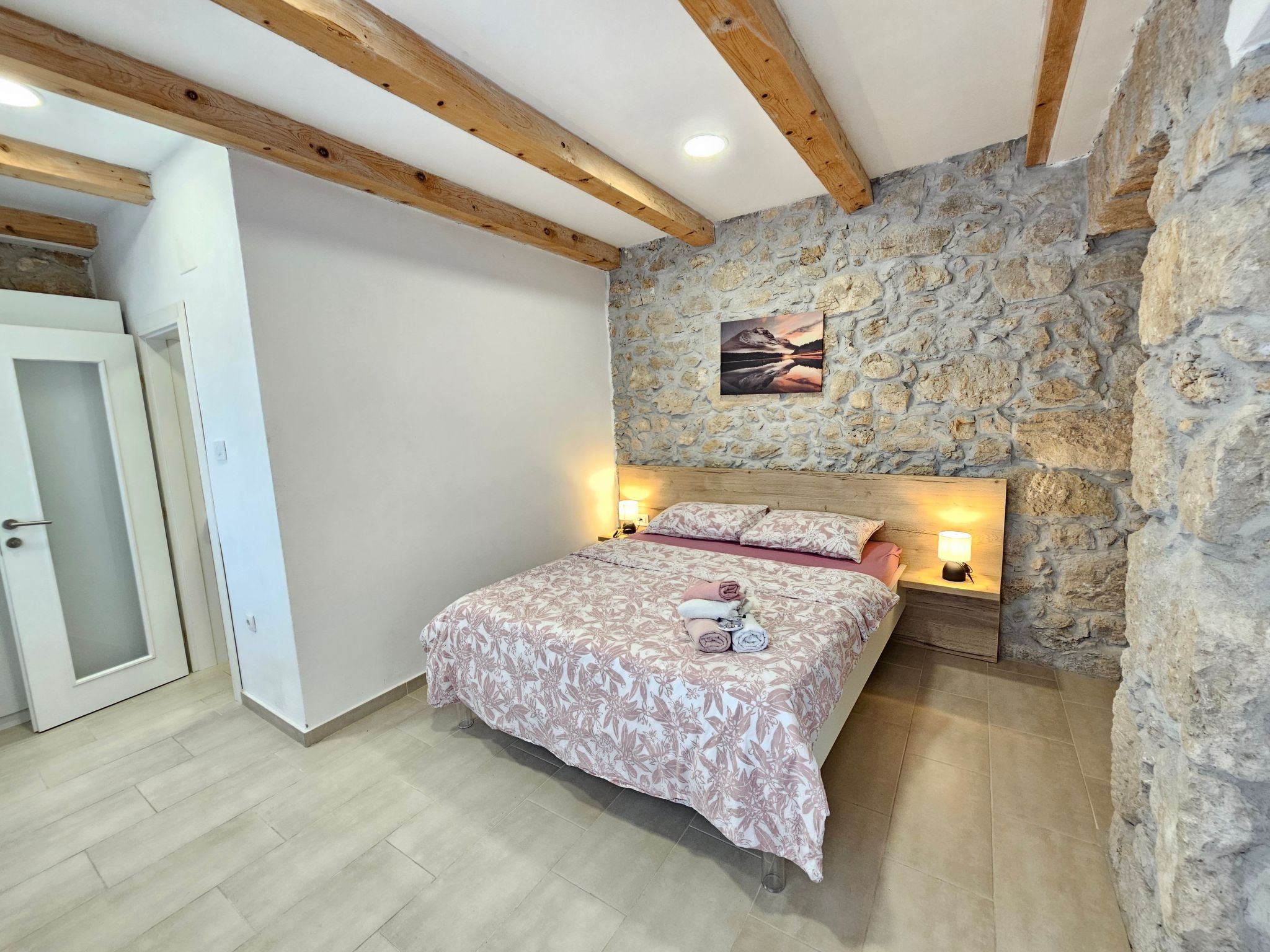 Steinhaus mit privatem Außenpool-Inside