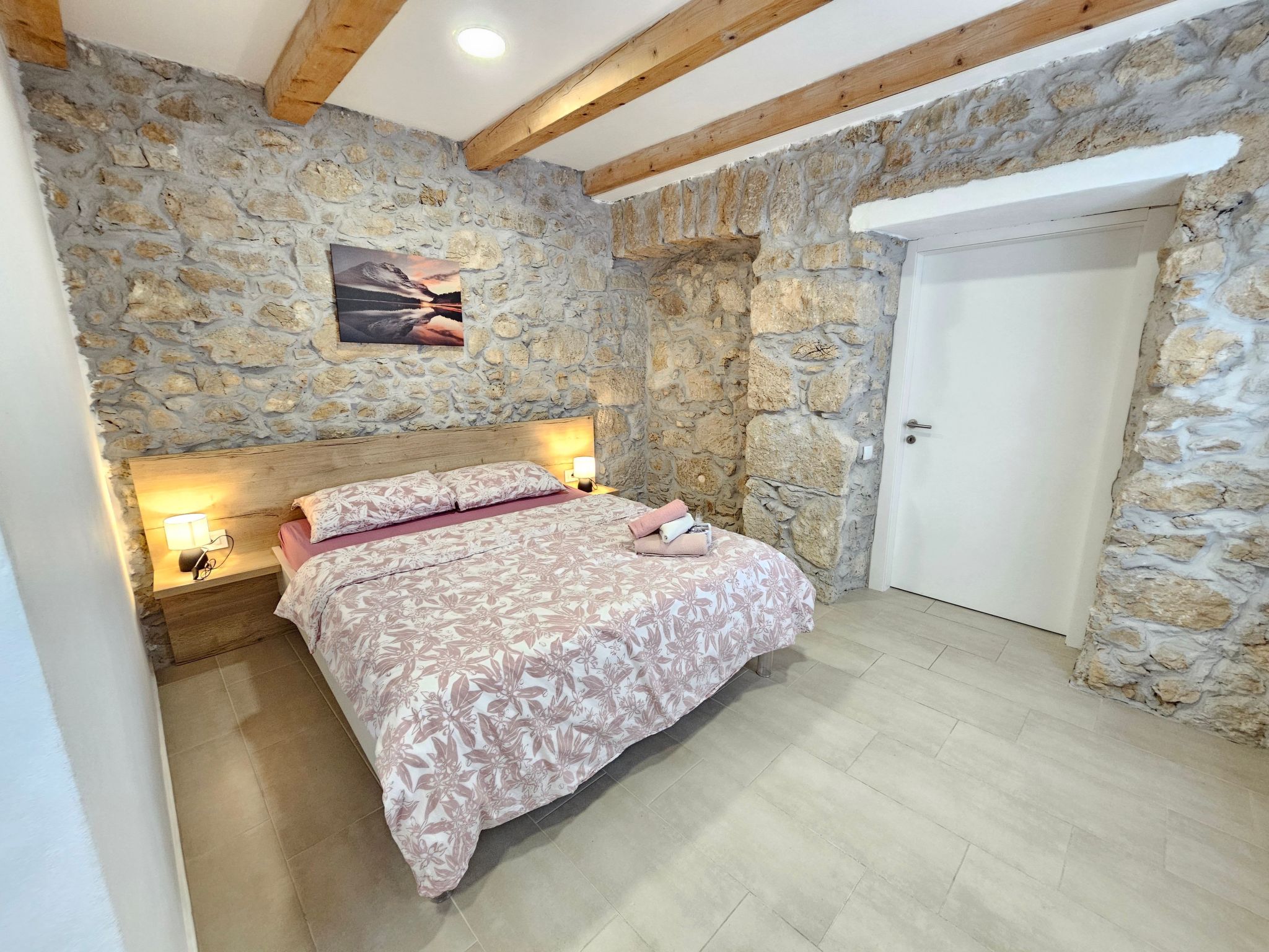 Steinhaus mit privatem Außenpool-Inside