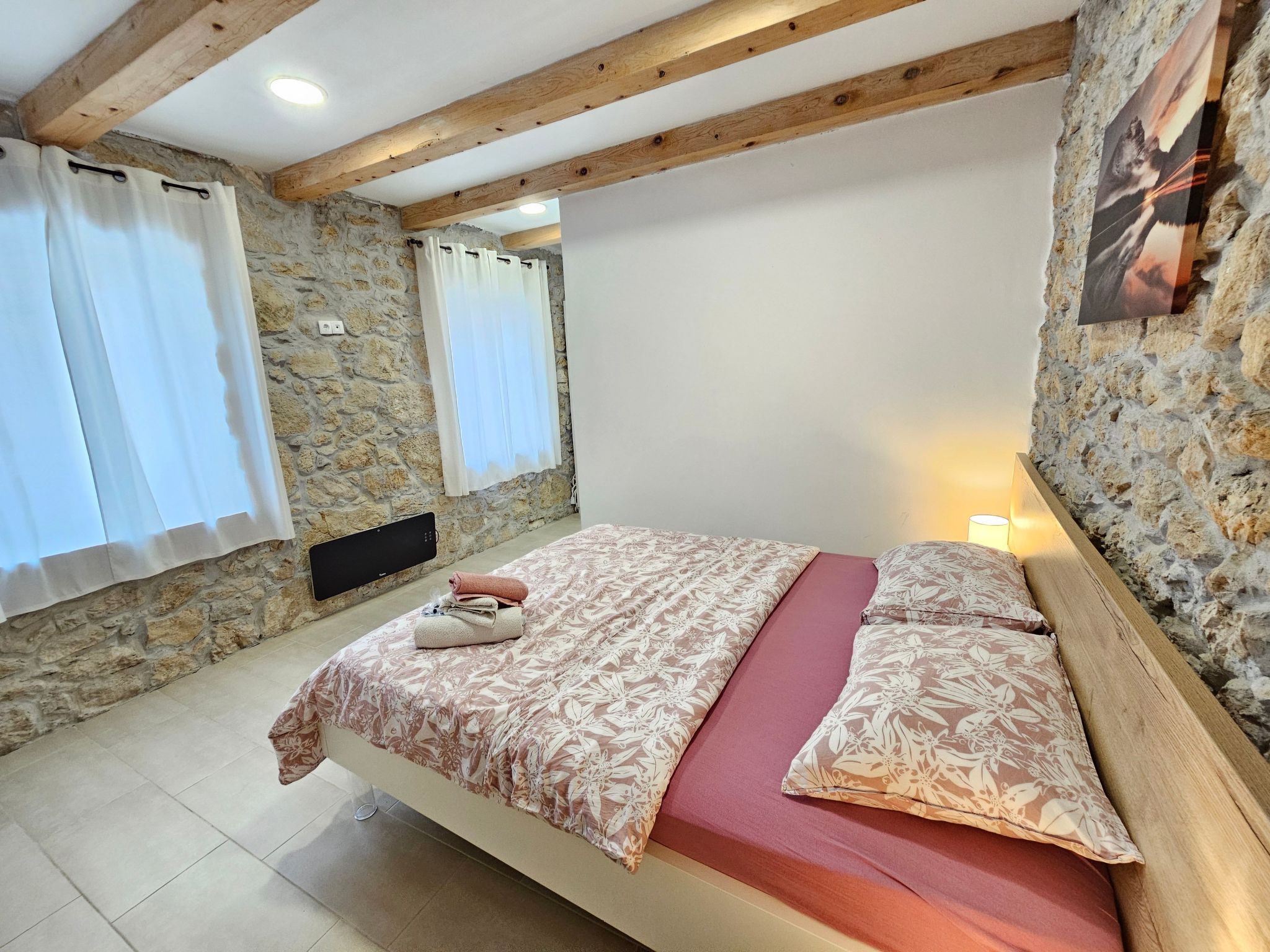 Steinhaus mit privatem Außenpool-Inside