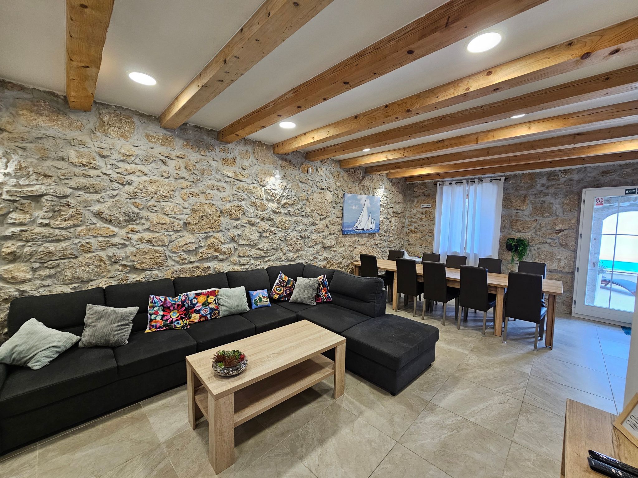 Steinhaus mit privatem Außenpool-Inside