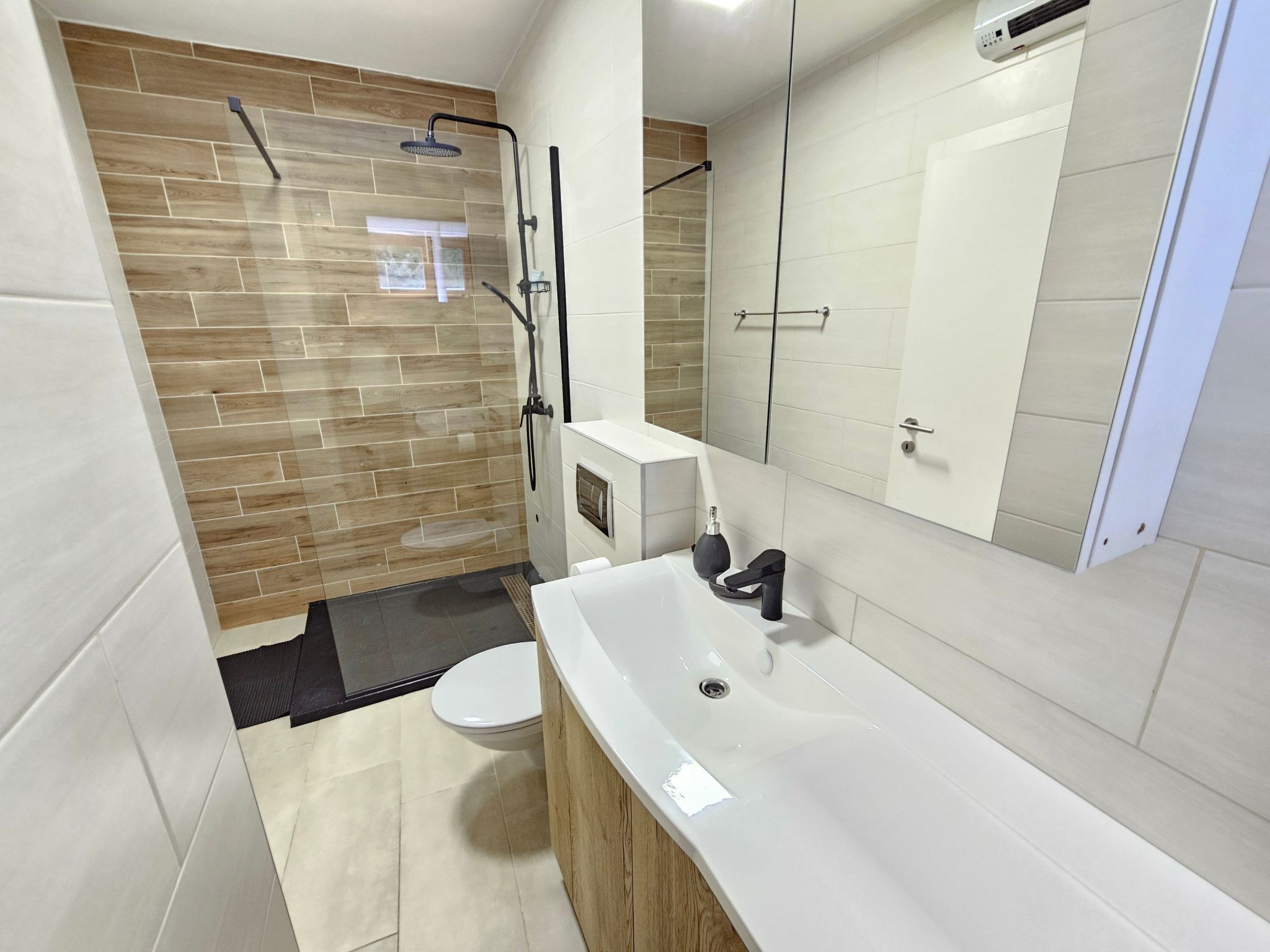 Steinhaus mit privatem Außenpool-Inside