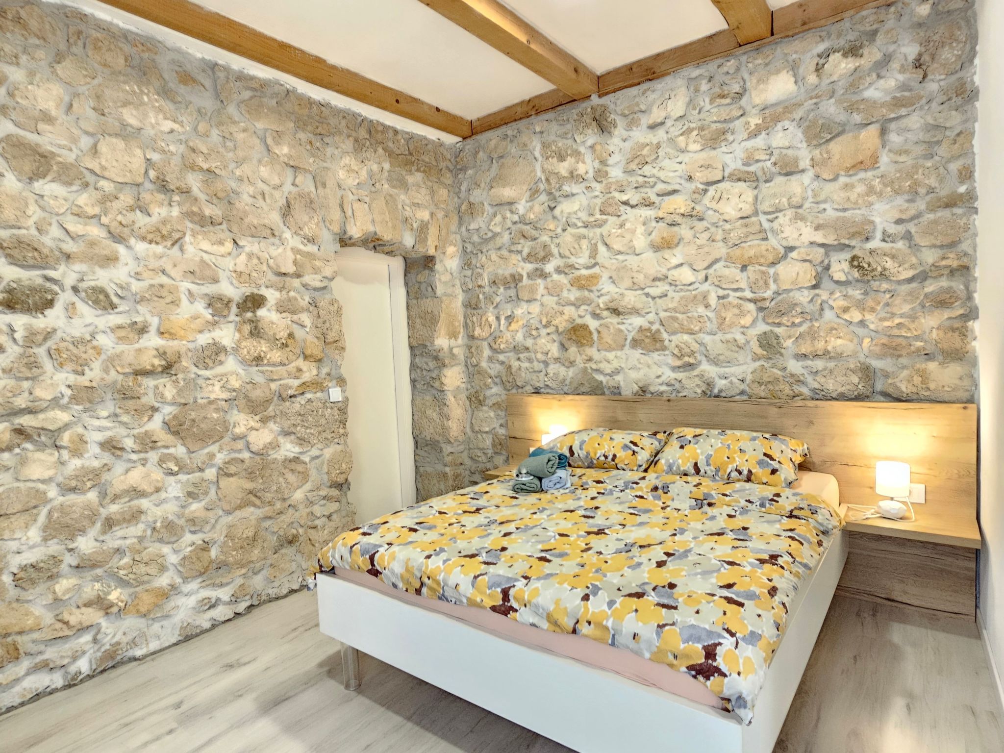 Steinhaus mit privatem Außenpool-Inside