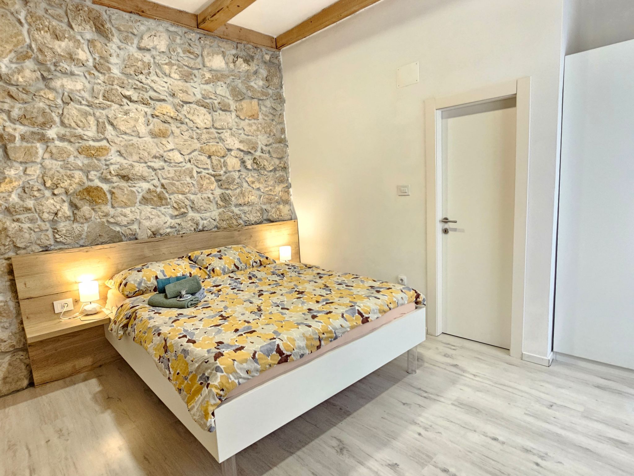 Steinhaus mit privatem Außenpool-Inside