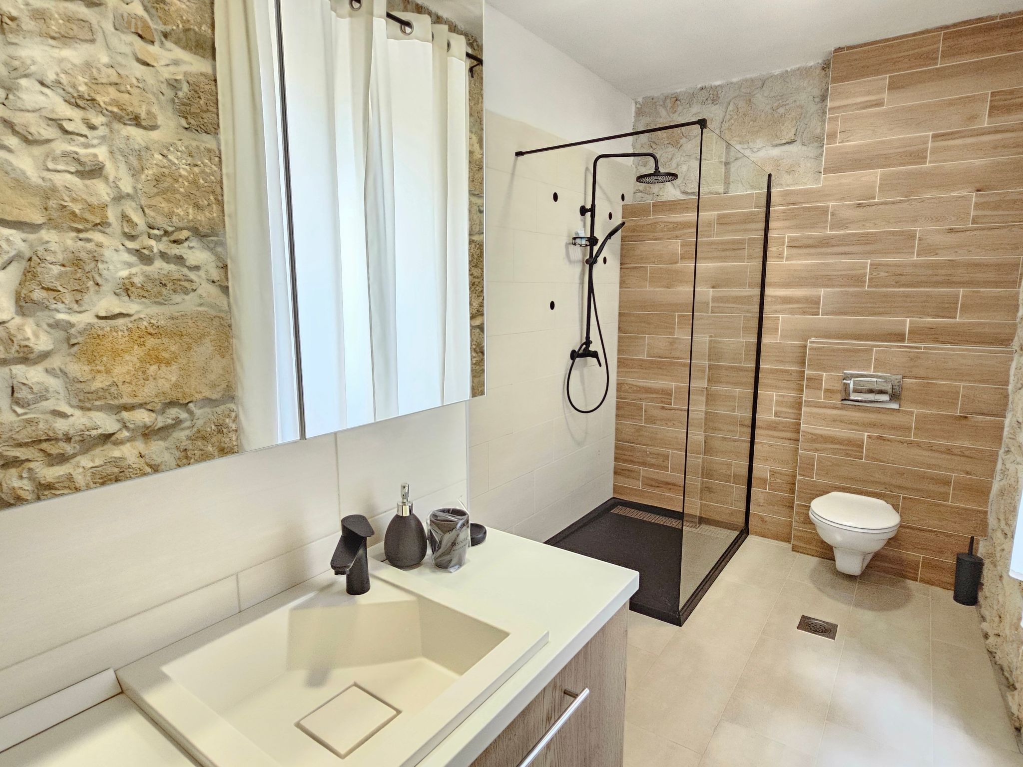 Steinhaus mit privatem Außenpool-Inside