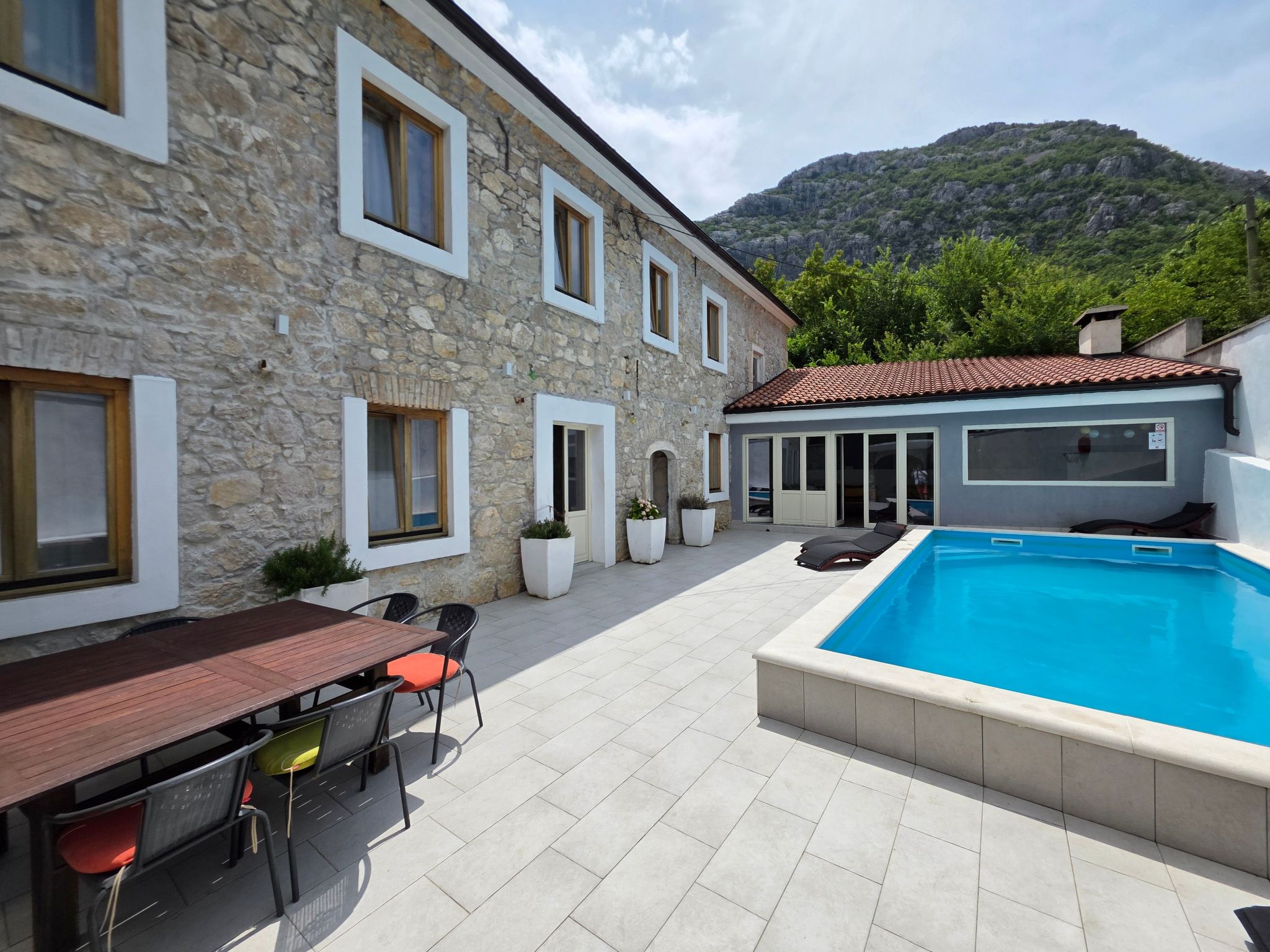 Steinhaus mit privatem Außenpool-Inside