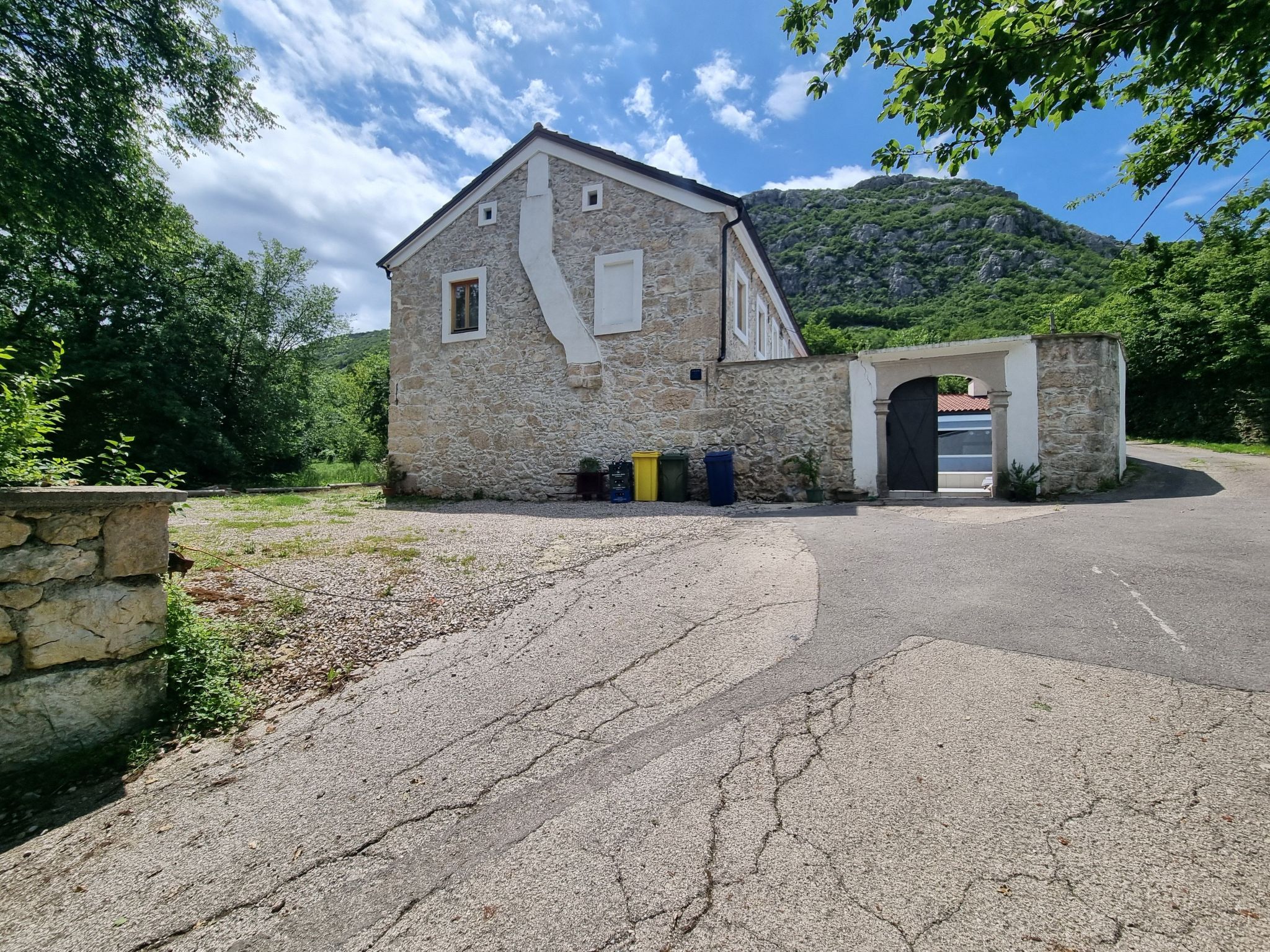 Steinhaus mit privatem Außenpool-Inside