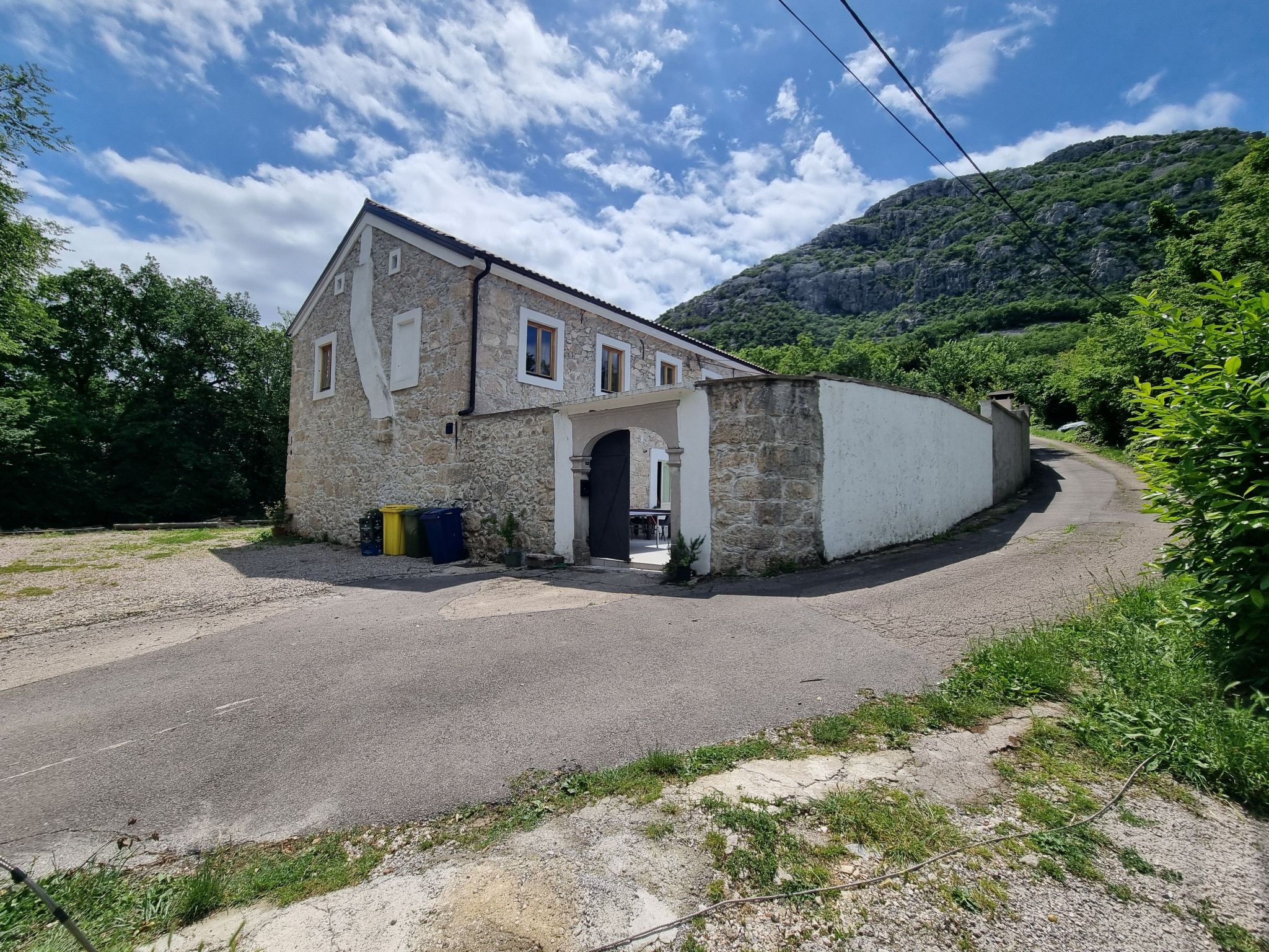 Steinhaus mit privatem Außenpool-Inside