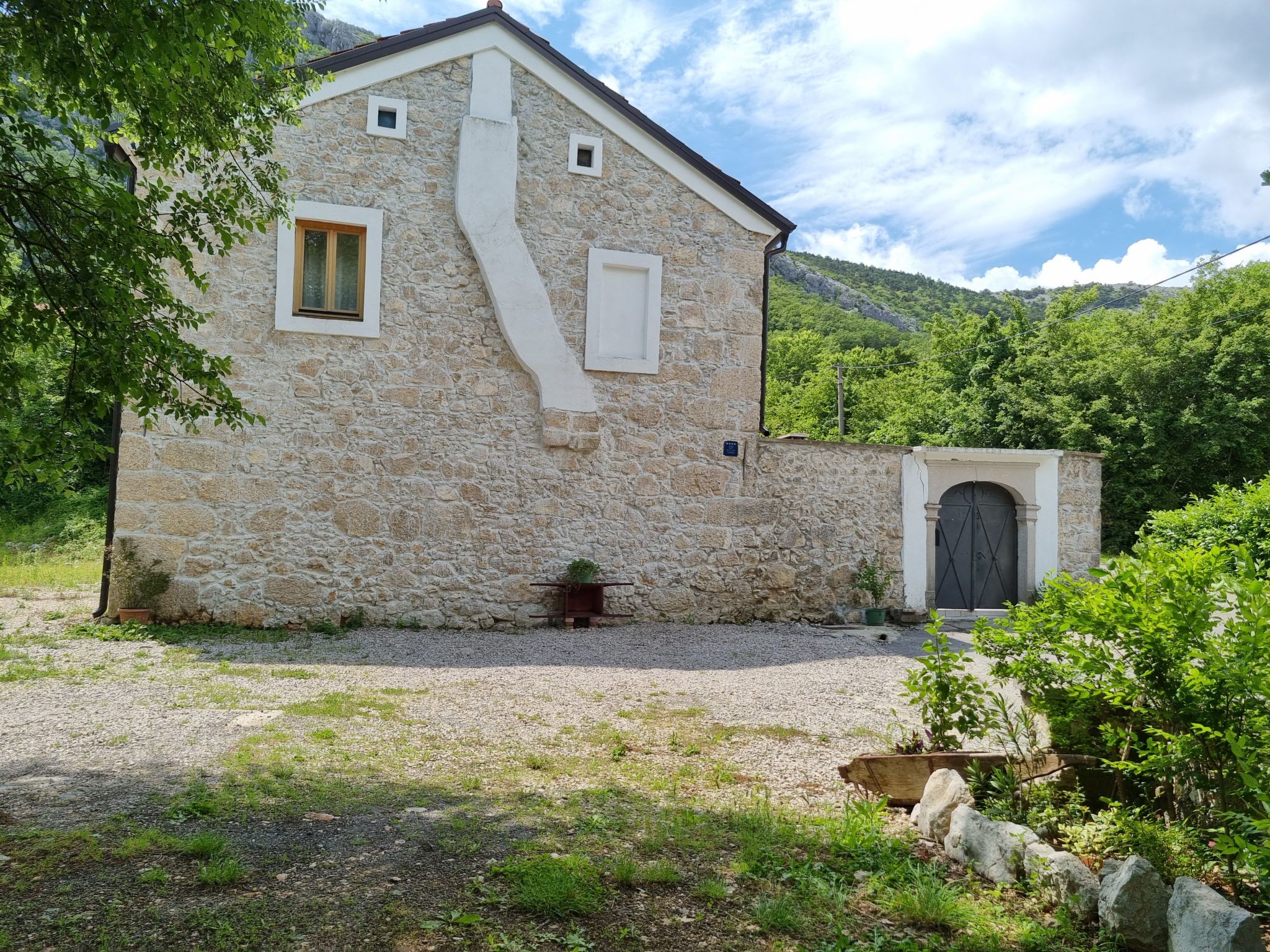 Steinhaus mit privatem Außenpool-Inside