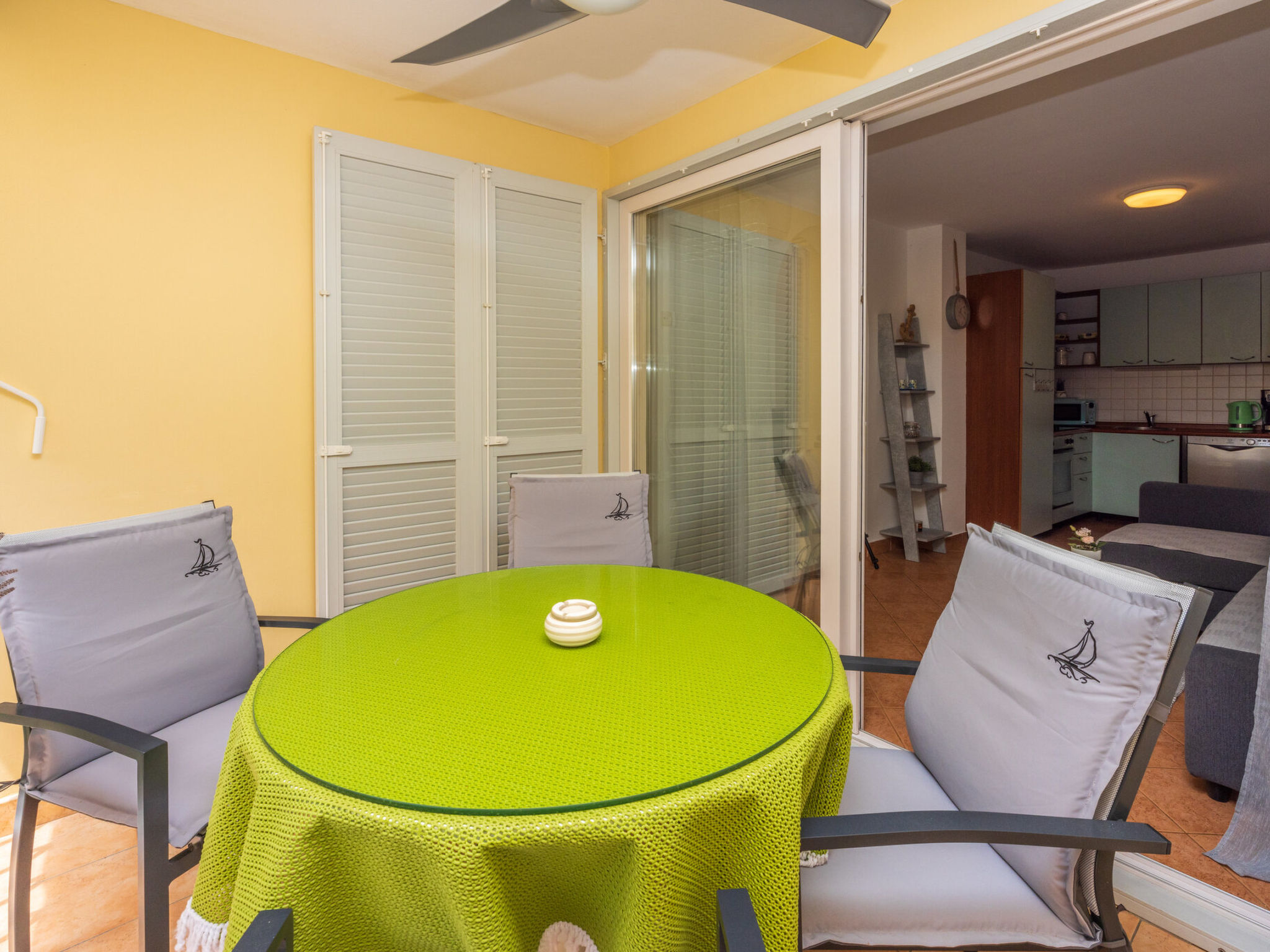 Tami / HR-11128-01 - Inside